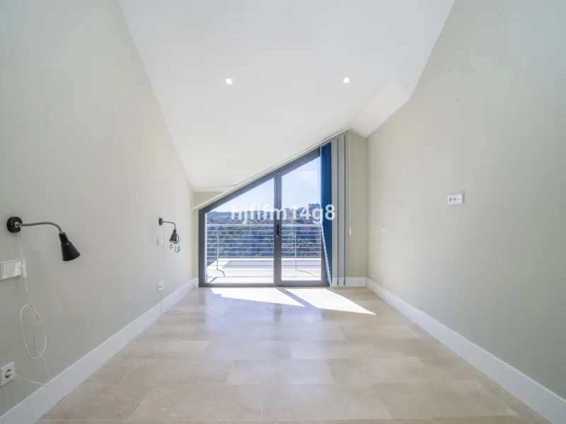 This stunning 2-bedroom duplex penthouse for sale in Ocean Hills, Estepona offers modern, luxurious living with breathtaking panoramic views of the Mediterranean Sea, the surrounding mountains, and the protected natural park that borders the community. Si