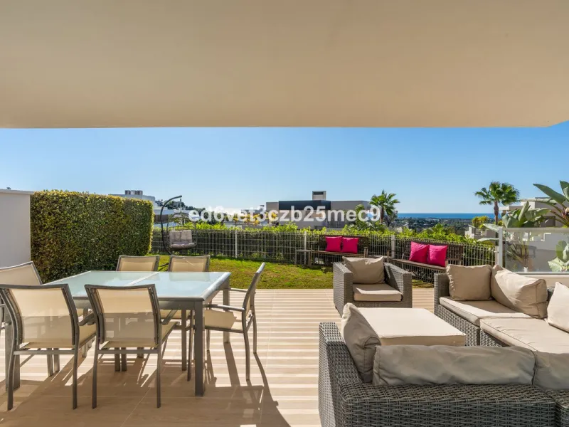Apartment - Ground Floor Apartment в продаже в Benahavís, Málaga. В доме 3 спален и 2 ванных комнат. Площадь дома 107 м²
