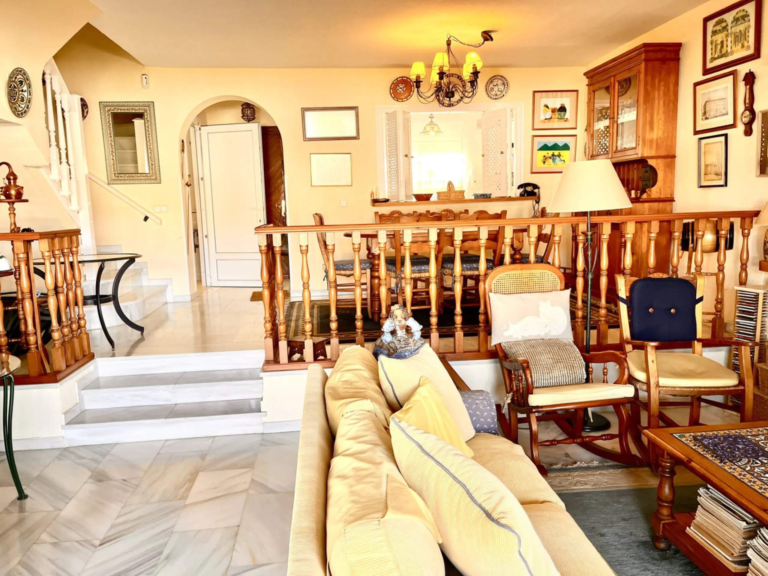 An ideal 3 bedroom townhouse situated in the sought-after Monte Biarritz area of Estepona East. Perfectly positioned between the golf course and the Mediterranean Sea, the property offers a blend of comfort, convenience, and potential for enhancement. Wit