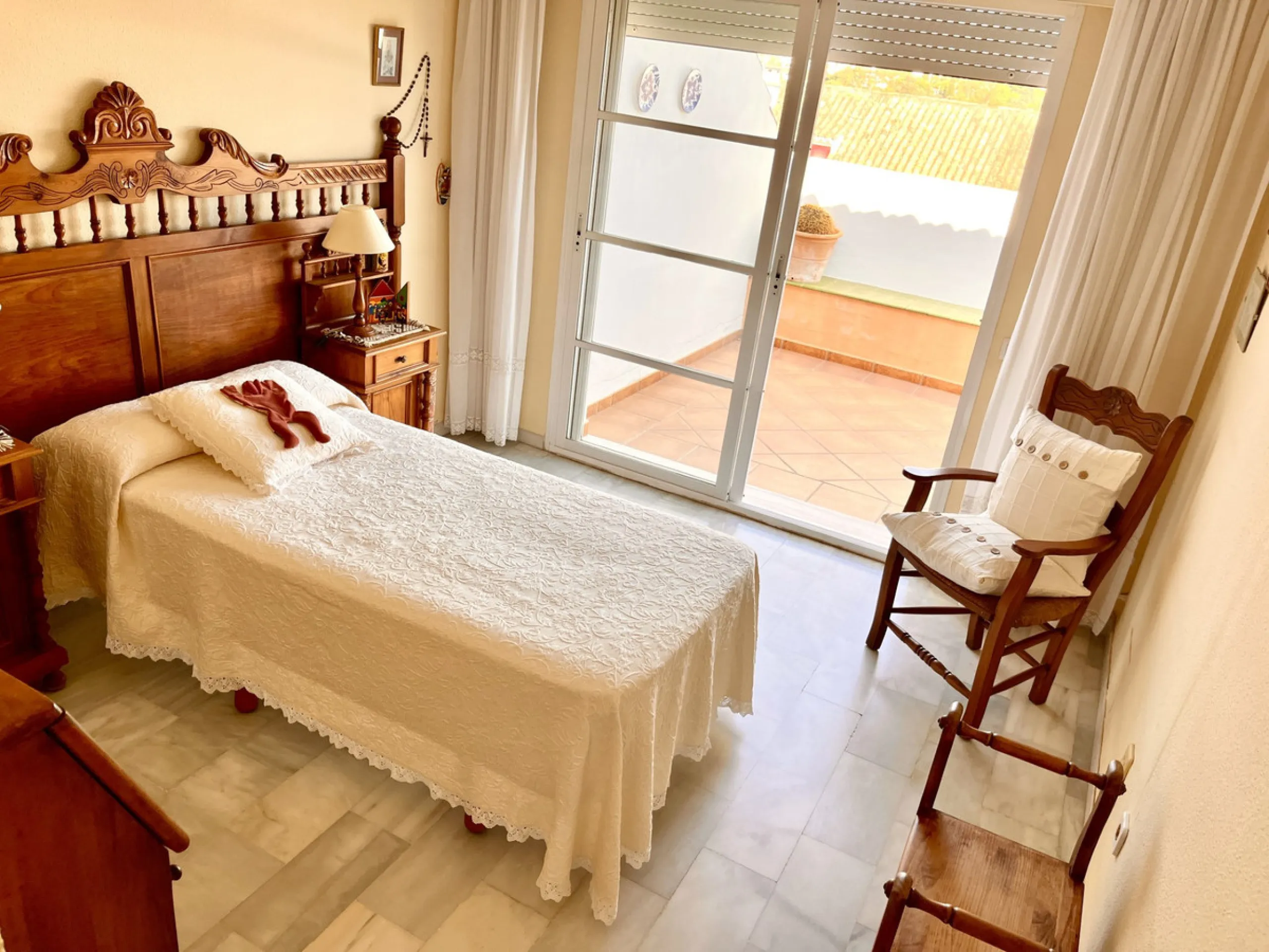 An ideal 3 bedroom townhouse situated in the sought-after Monte Biarritz area of Estepona East. Perfectly positioned between the golf course and the Mediterranean Sea, the property offers a blend of comfort, convenience, and potential for enhancement. Wit