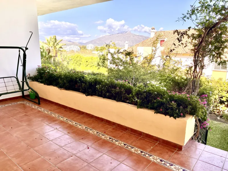 An ideal 3 bedroom townhouse situated in the sought-after Monte Biarritz area of Estepona East. Perfectly positioned between the golf course and the Mediterranean Sea, the property offers a blend of comfort, convenience, and potential for enhancement. Wit