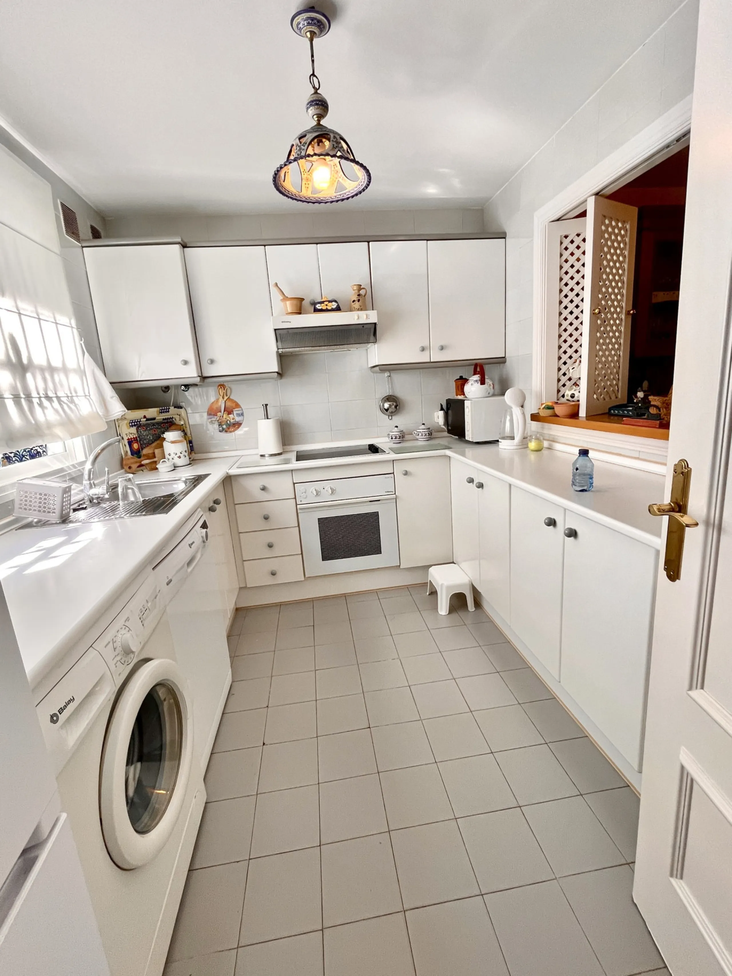 An ideal 3 bedroom townhouse situated in the sought-after Monte Biarritz area of Estepona East. Perfectly positioned between the golf course and the Mediterranean Sea, the property offers a blend of comfort, convenience, and potential for enhancement. Wit