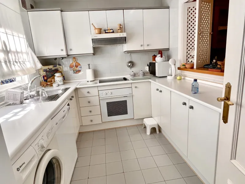 An ideal 3 bedroom townhouse situated in the sought-after Monte Biarritz area of Estepona East. Perfectly positioned between the golf course and the Mediterranean Sea, the property offers a blend of comfort, convenience, and potential for enhancement. Wit