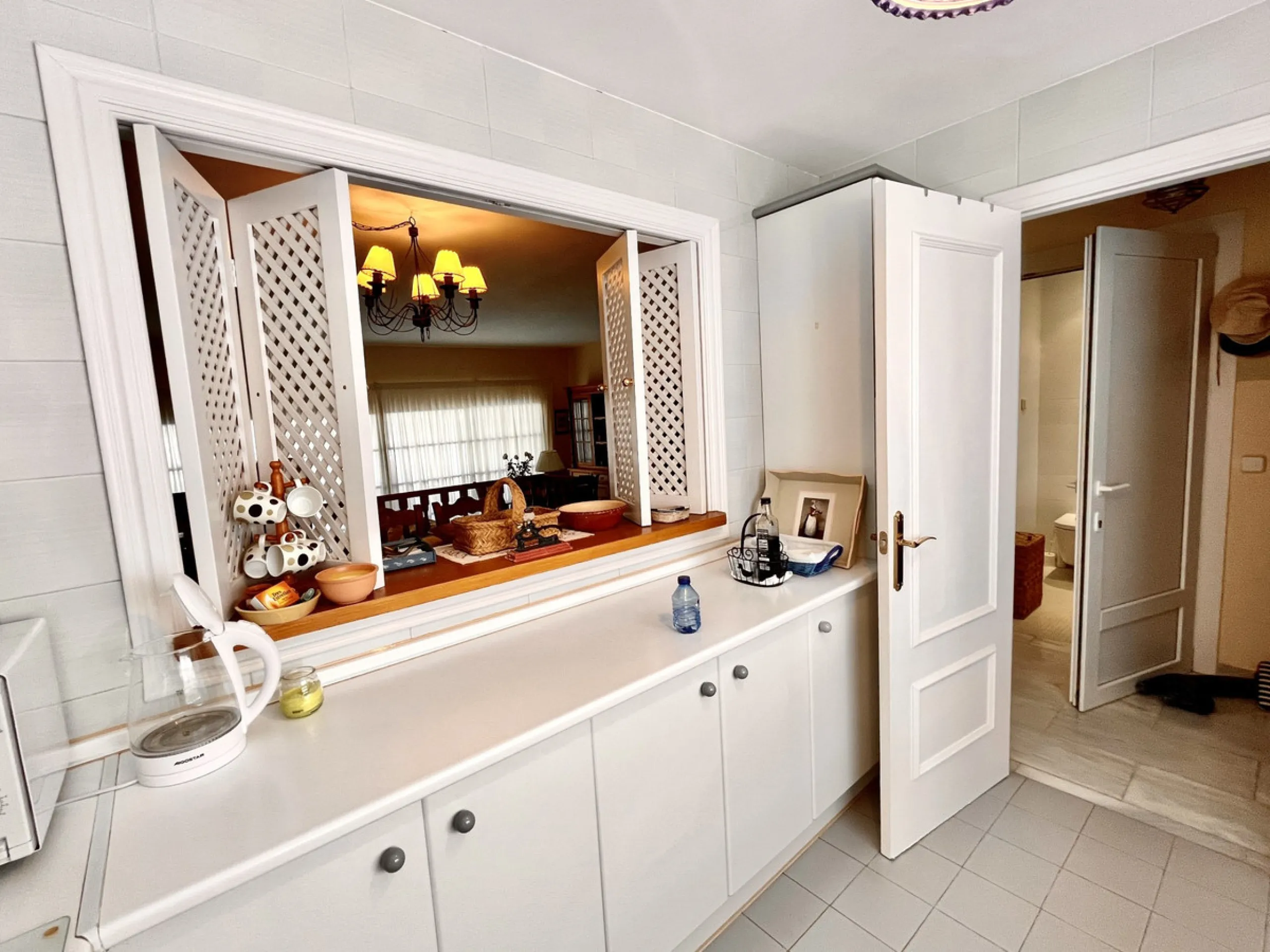 An ideal 3 bedroom townhouse situated in the sought-after Monte Biarritz area of Estepona East. Perfectly positioned between the golf course and the Mediterranean Sea, the property offers a blend of comfort, convenience, and potential for enhancement. Wit