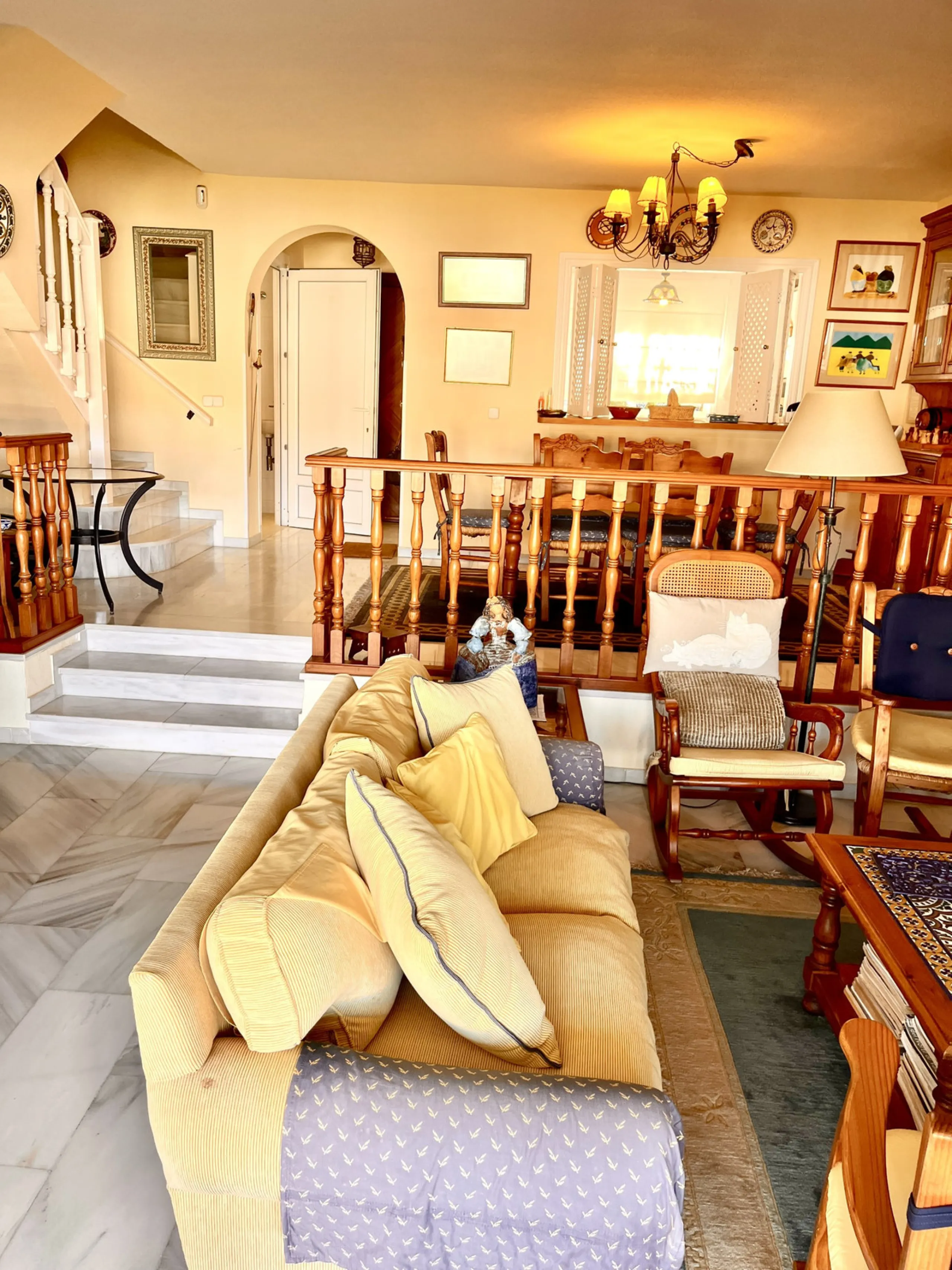 An ideal 3 bedroom townhouse situated in the sought-after Monte Biarritz area of Estepona East. Perfectly positioned between the golf course and the Mediterranean Sea, the property offers a blend of comfort, convenience, and potential for enhancement. Wit