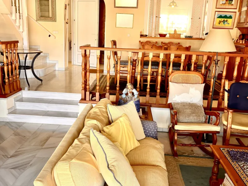 An ideal 3 bedroom townhouse situated in the sought-after Monte Biarritz area of Estepona East. Perfectly positioned between the golf course and the Mediterranean Sea, the property offers a blend of comfort, convenience, and potential for enhancement. Wit