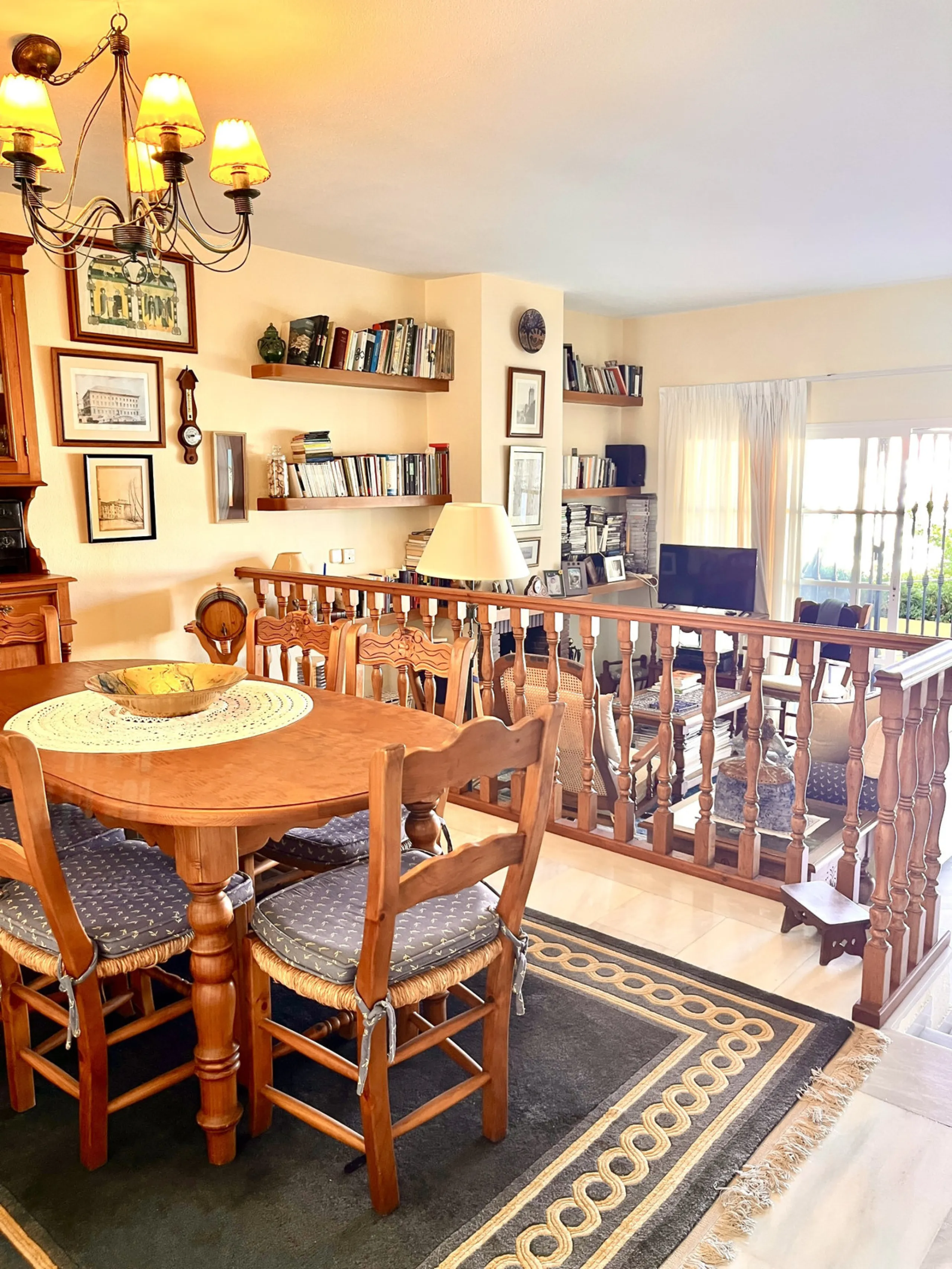 An ideal 3 bedroom townhouse situated in the sought-after Monte Biarritz area of Estepona East. Perfectly positioned between the golf course and the Mediterranean Sea, the property offers a blend of comfort, convenience, and potential for enhancement. Wit