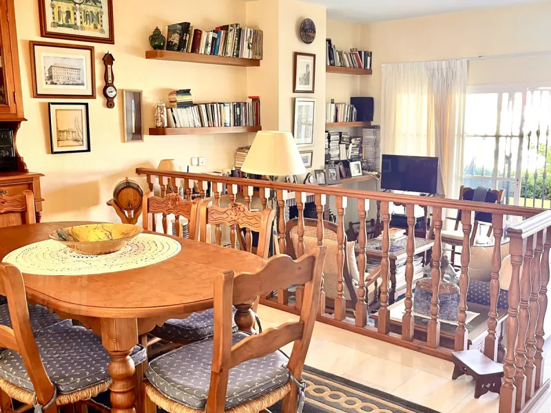 An ideal 3 bedroom townhouse situated in the sought-after Monte Biarritz area of Estepona East. Perfectly positioned between the golf course and the Mediterranean Sea, the property offers a blend of comfort, convenience, and potential for enhancement. Wit