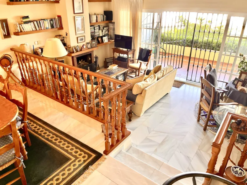 An ideal 3 bedroom townhouse situated in the sought-after Monte Biarritz area of Estepona East. Perfectly positioned between the golf course and the Mediterranean Sea, the property offers a blend of comfort, convenience, and potential for enhancement. Wit