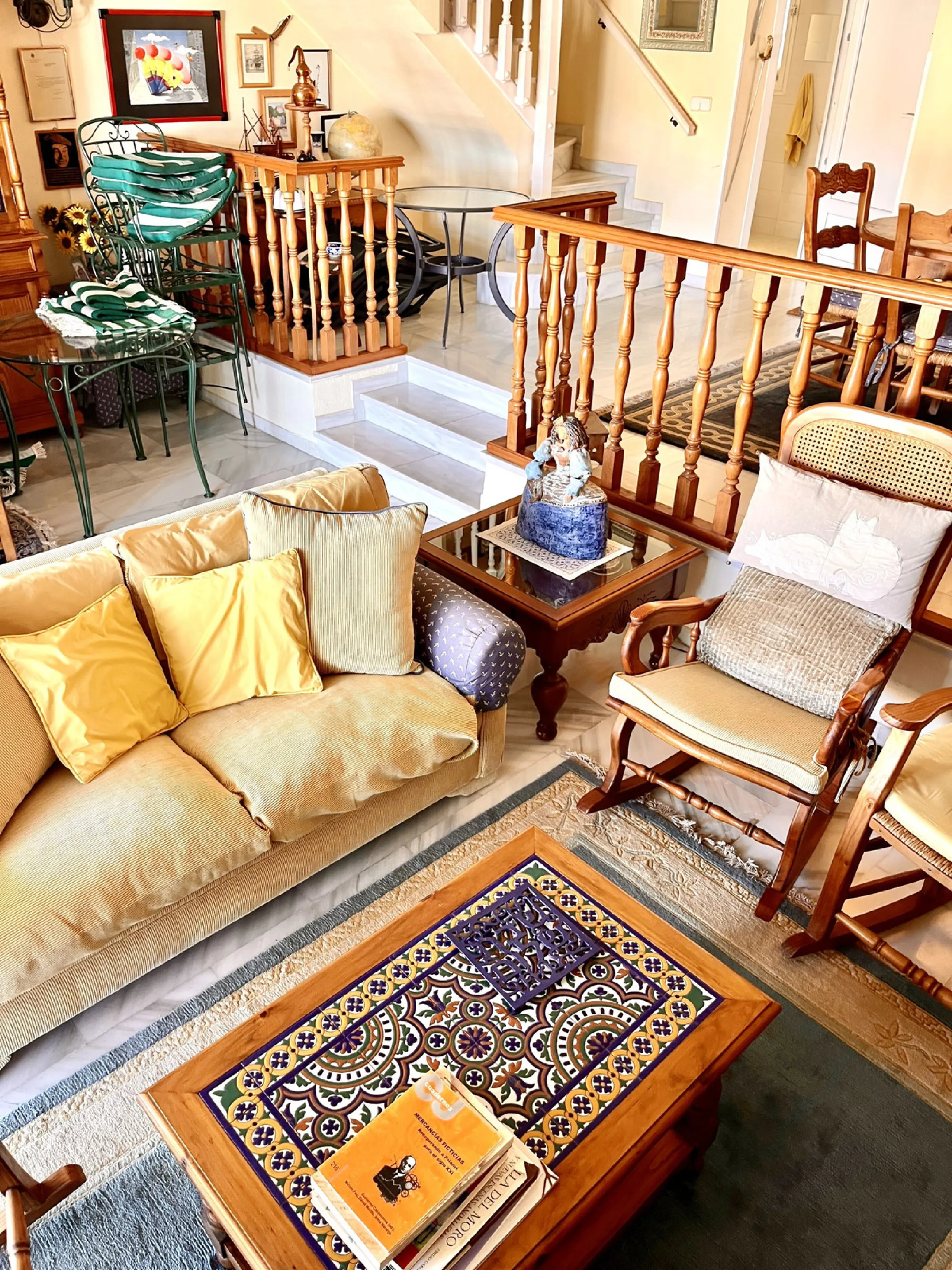 An ideal 3 bedroom townhouse situated in the sought-after Monte Biarritz area of Estepona East. Perfectly positioned between the golf course and the Mediterranean Sea, the property offers a blend of comfort, convenience, and potential for enhancement. Wit