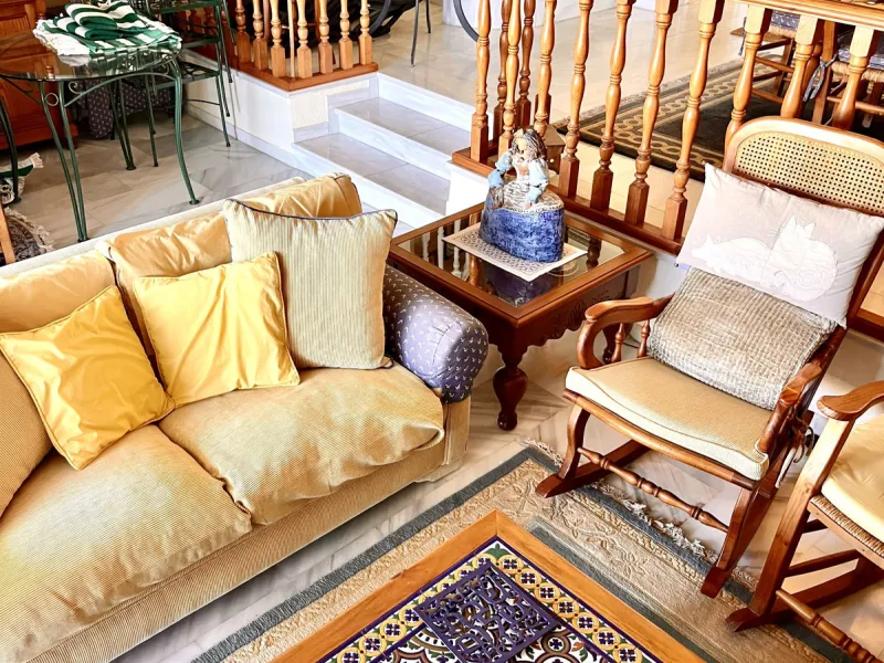 An ideal 3 bedroom townhouse situated in the sought-after Monte Biarritz area of Estepona East. Perfectly positioned between the golf course and the Mediterranean Sea, the property offers a blend of comfort, convenience, and potential for enhancement. Wit