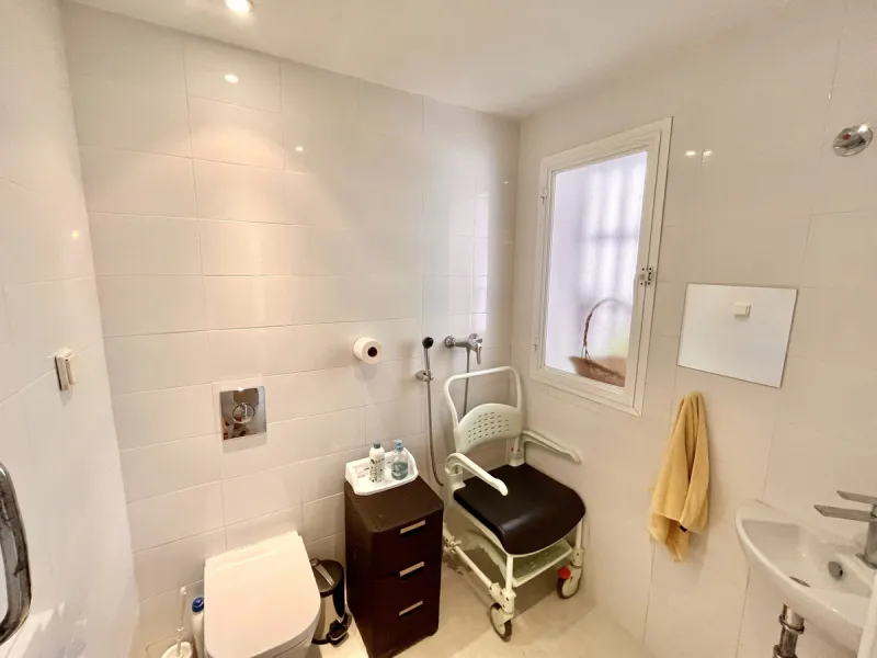 An ideal 3 bedroom townhouse situated in the sought-after Monte Biarritz area of Estepona East. Perfectly positioned between the golf course and the Mediterranean Sea, the property offers a blend of comfort, convenience, and potential for enhancement. Wit