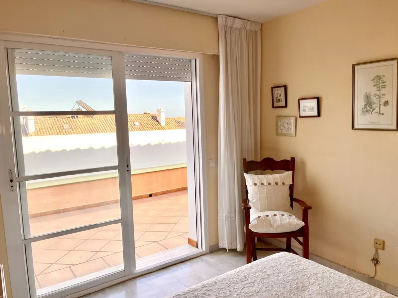 An ideal 3 bedroom townhouse situated in the sought-after Monte Biarritz area of Estepona East. Perfectly positioned between the golf course and the Mediterranean Sea, the property offers a blend of comfort, convenience, and potential for enhancement. Wit