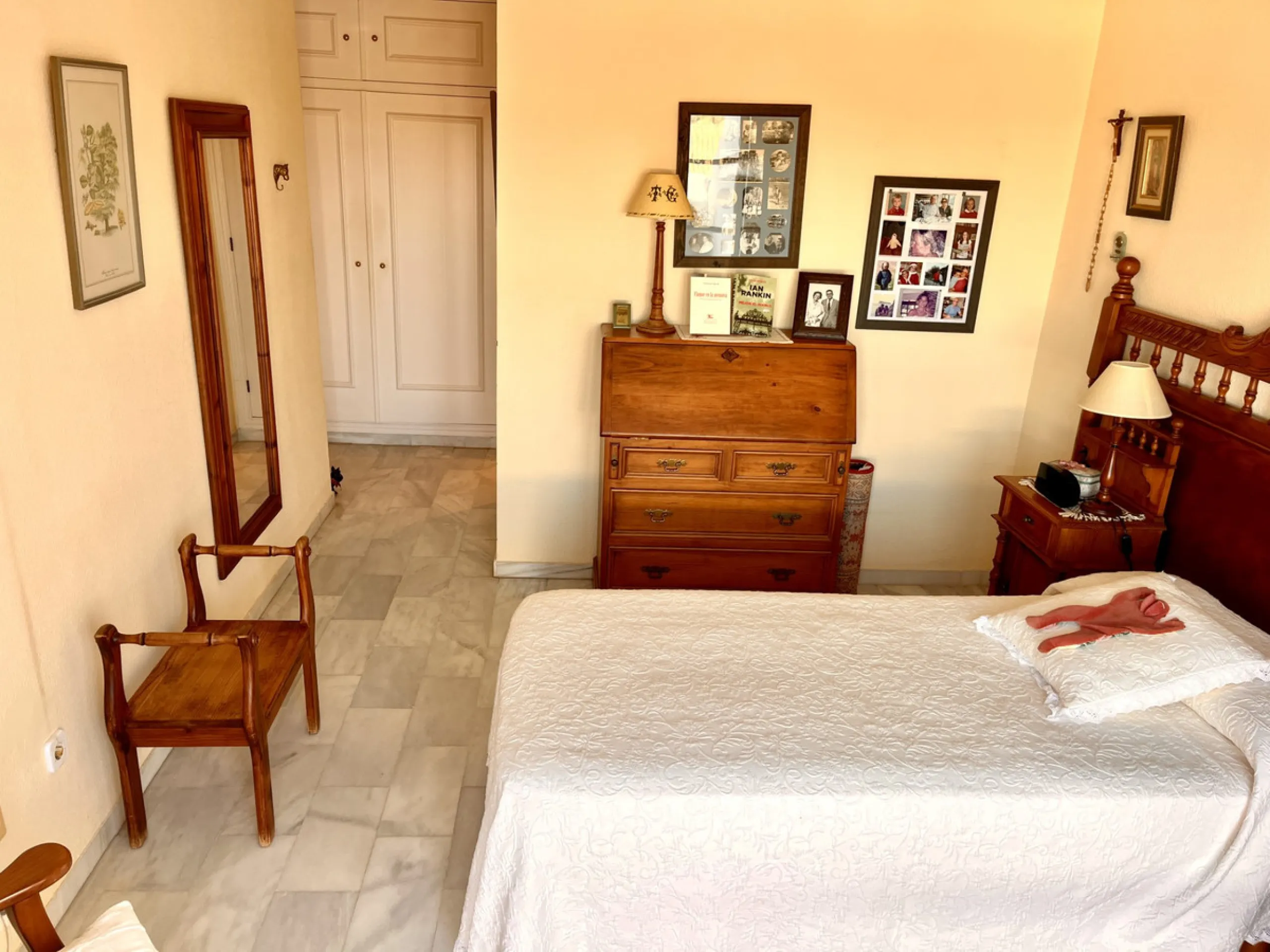 An ideal 3 bedroom townhouse situated in the sought-after Monte Biarritz area of Estepona East. Perfectly positioned between the golf course and the Mediterranean Sea, the property offers a blend of comfort, convenience, and potential for enhancement. Wit