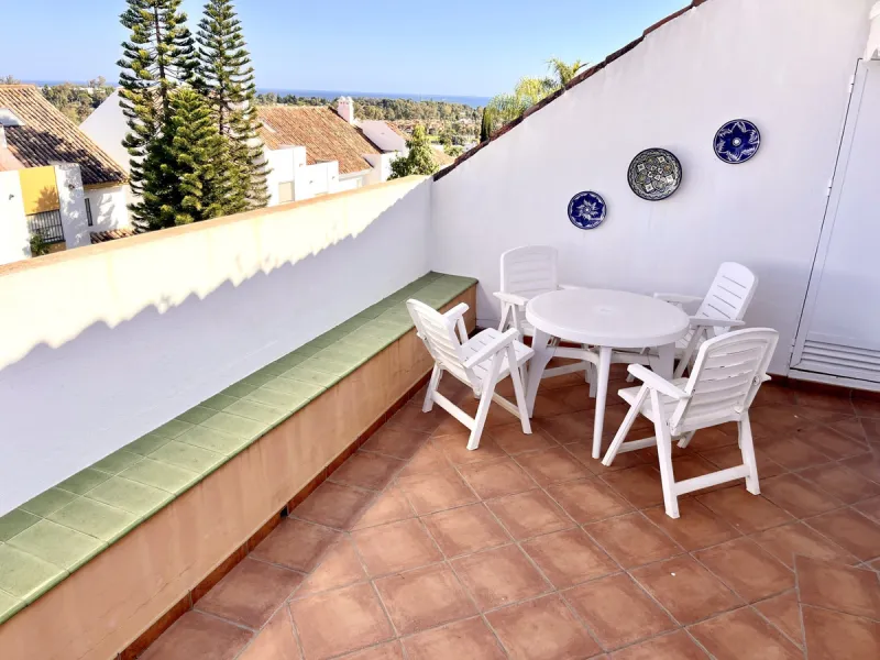 An ideal 3 bedroom townhouse situated in the sought-after Monte Biarritz area of Estepona East. Perfectly positioned between the golf course and the Mediterranean Sea, the property offers a blend of comfort, convenience, and potential for enhancement. Wit