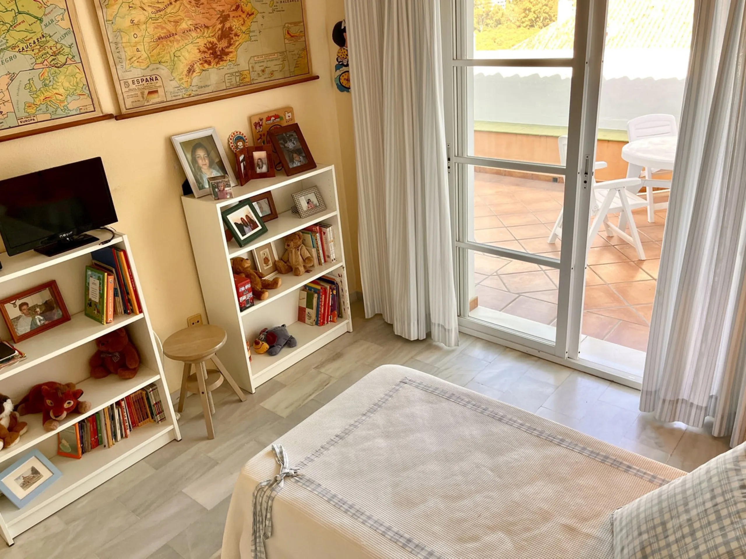 An ideal 3 bedroom townhouse situated in the sought-after Monte Biarritz area of Estepona East. Perfectly positioned between the golf course and the Mediterranean Sea, the property offers a blend of comfort, convenience, and potential for enhancement. Wit