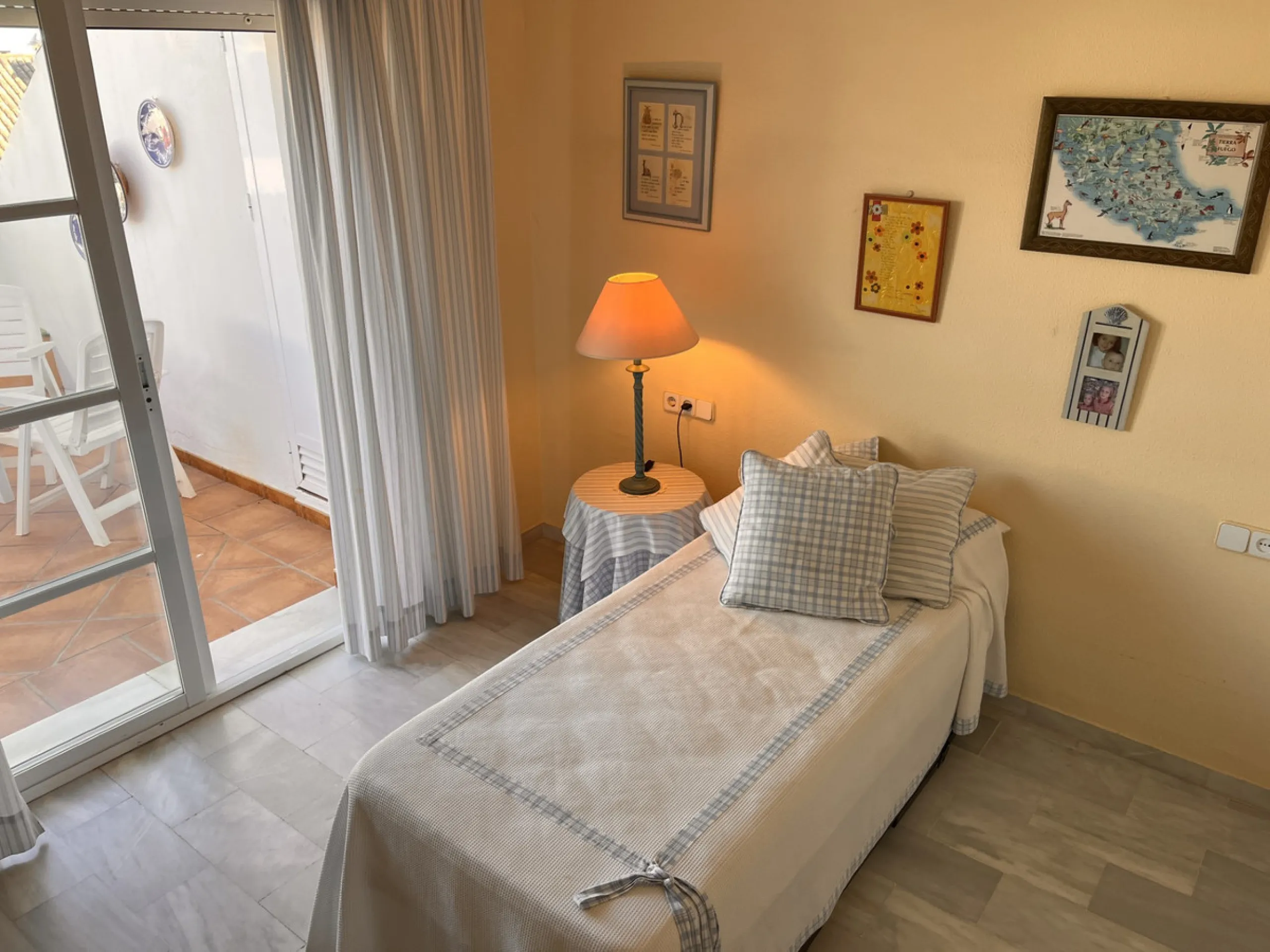 An ideal 3 bedroom townhouse situated in the sought-after Monte Biarritz area of Estepona East. Perfectly positioned between the golf course and the Mediterranean Sea, the property offers a blend of comfort, convenience, and potential for enhancement. Wit