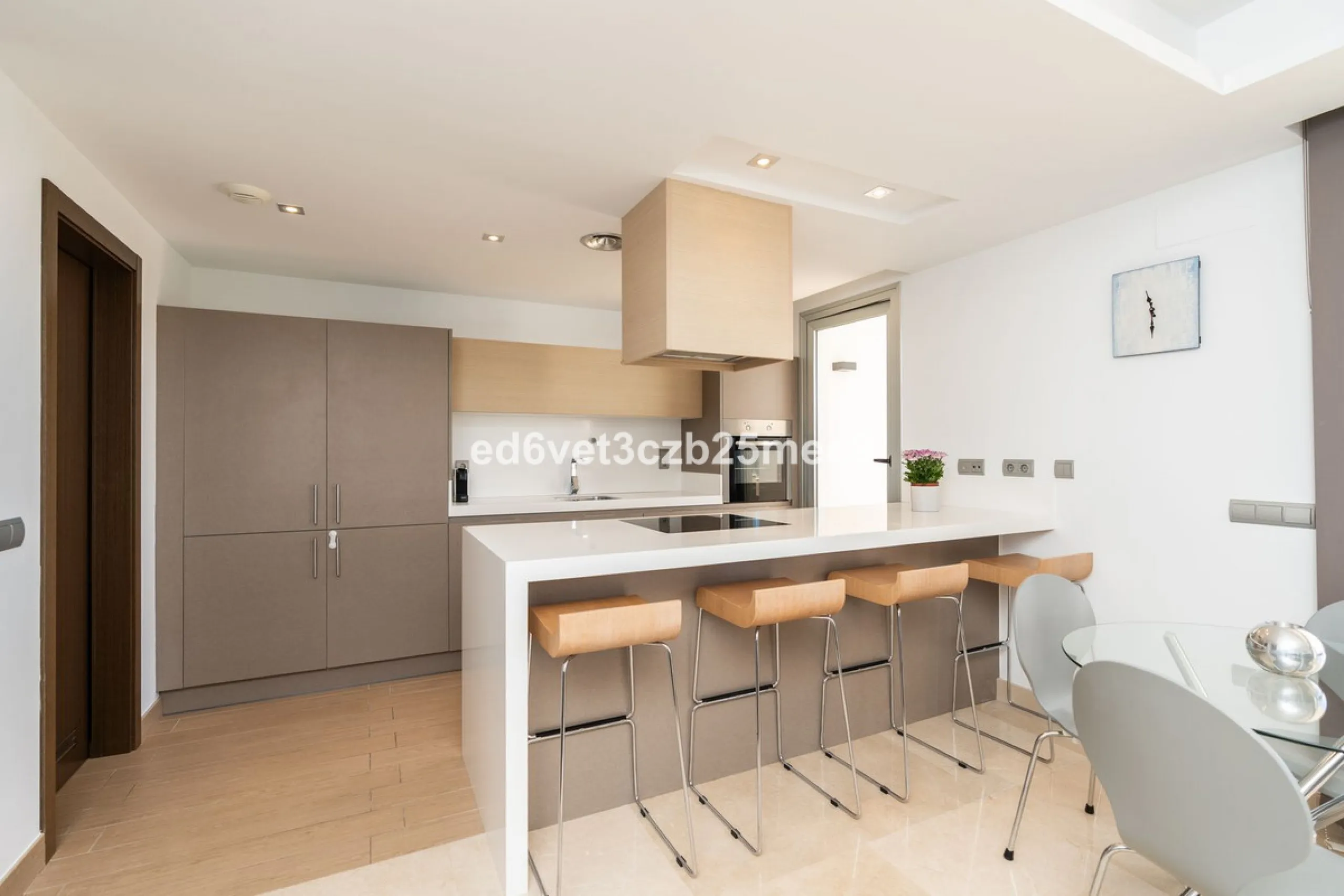 Apartment - Ground Floor Apartment в продаже в Benahavís, Málaga. В доме 3 спален и 2 ванных комнат. Площадь дома 107 м²