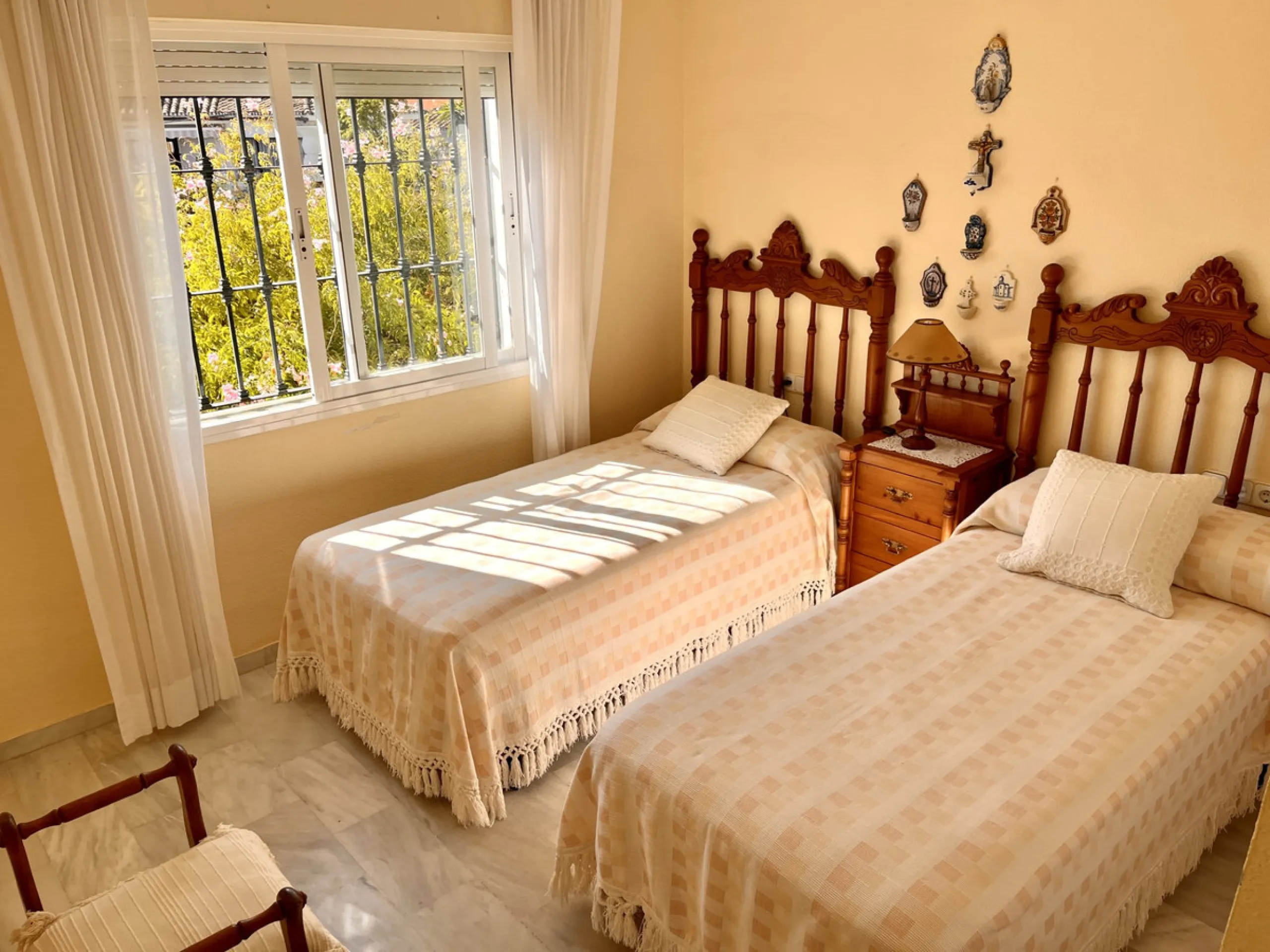 An ideal 3 bedroom townhouse situated in the sought-after Monte Biarritz area of Estepona East. Perfectly positioned between the golf course and the Mediterranean Sea, the property offers a blend of comfort, convenience, and potential for enhancement. Wit