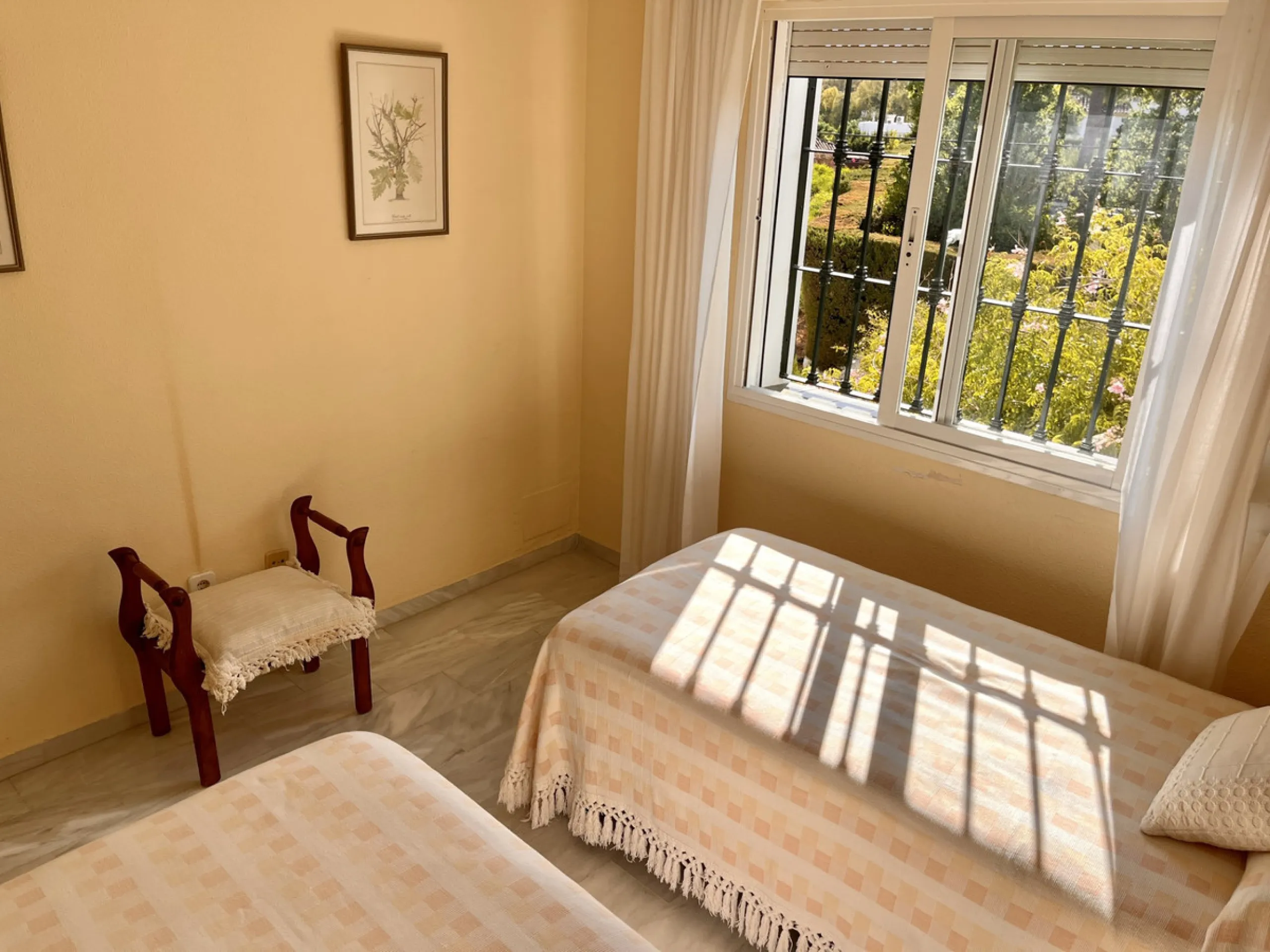 An ideal 3 bedroom townhouse situated in the sought-after Monte Biarritz area of Estepona East. Perfectly positioned between the golf course and the Mediterranean Sea, the property offers a blend of comfort, convenience, and potential for enhancement. Wit
