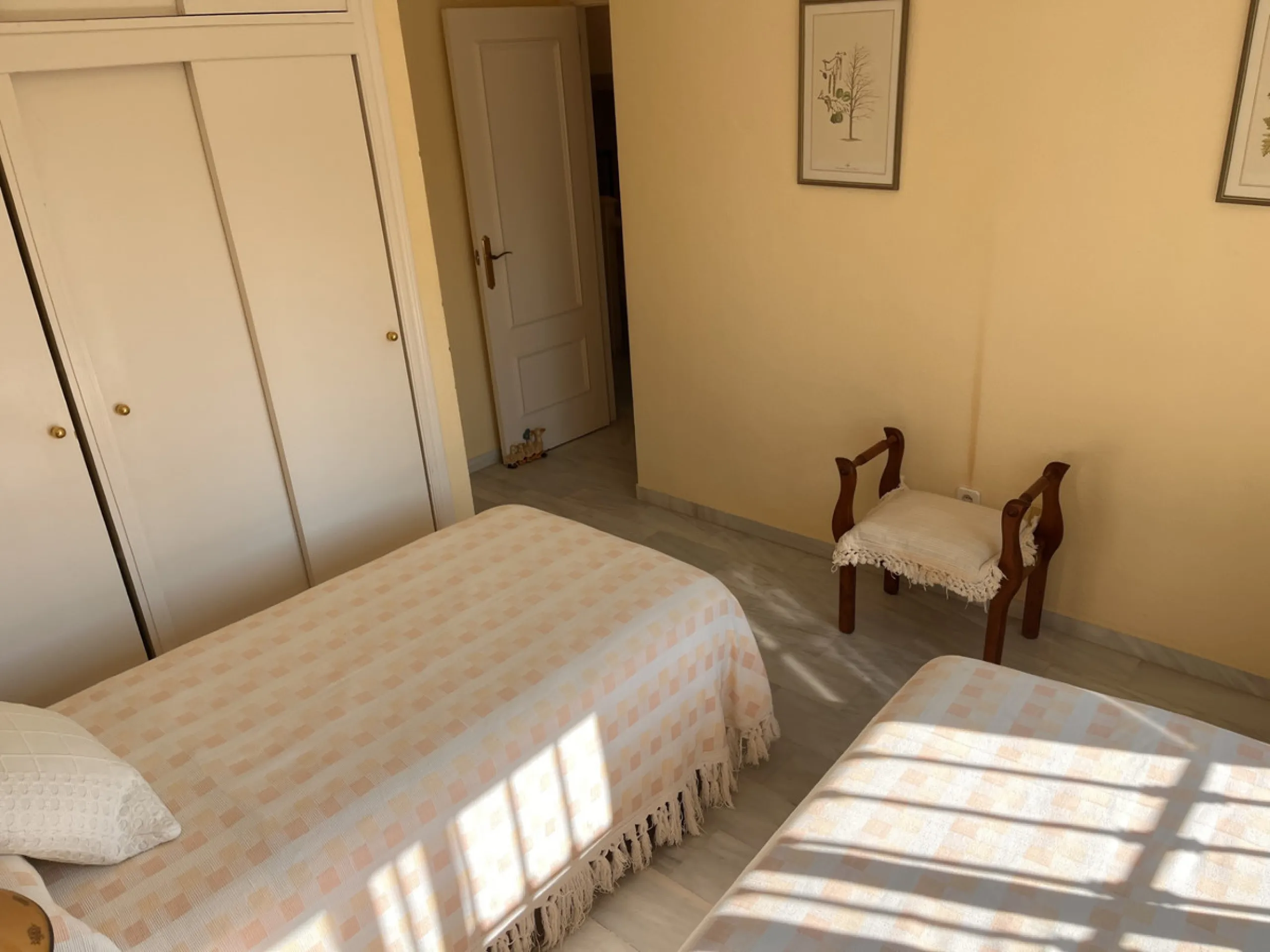 An ideal 3 bedroom townhouse situated in the sought-after Monte Biarritz area of Estepona East. Perfectly positioned between the golf course and the Mediterranean Sea, the property offers a blend of comfort, convenience, and potential for enhancement. Wit