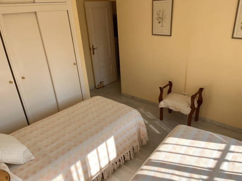 An ideal 3 bedroom townhouse situated in the sought-after Monte Biarritz area of Estepona East. Perfectly positioned between the golf course and the Mediterranean Sea, the property offers a blend of comfort, convenience, and potential for enhancement. Wit