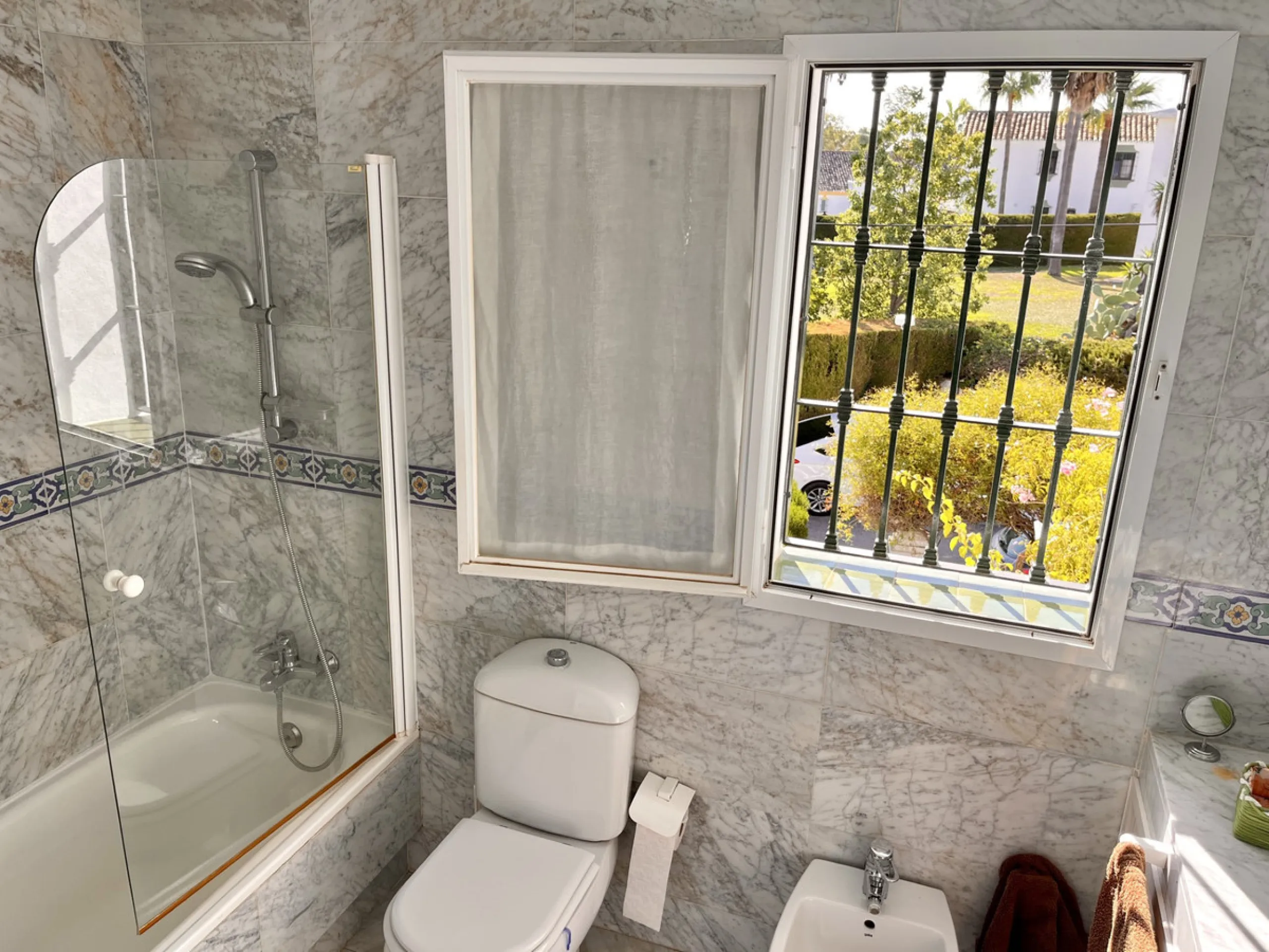 An ideal 3 bedroom townhouse situated in the sought-after Monte Biarritz area of Estepona East. Perfectly positioned between the golf course and the Mediterranean Sea, the property offers a blend of comfort, convenience, and potential for enhancement. Wit