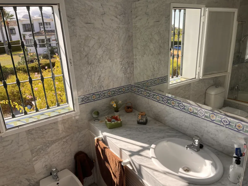 An ideal 3 bedroom townhouse situated in the sought-after Monte Biarritz area of Estepona East. Perfectly positioned between the golf course and the Mediterranean Sea, the property offers a blend of comfort, convenience, and potential for enhancement. Wit