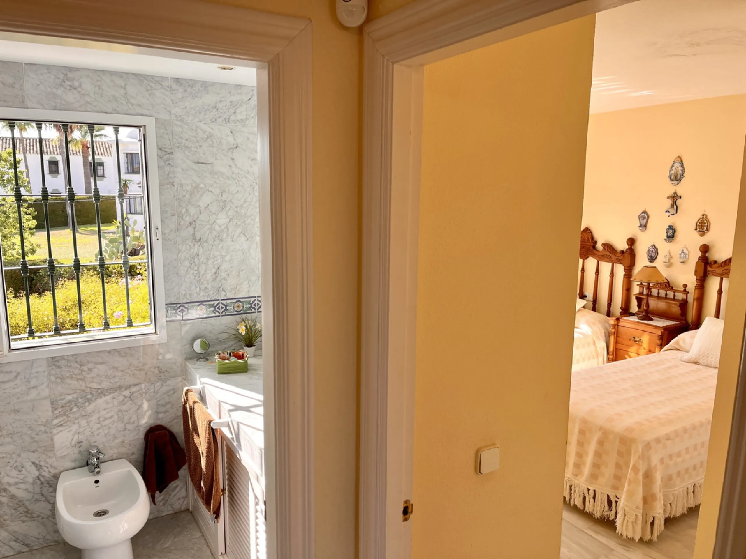 An ideal 3 bedroom townhouse situated in the sought-after Monte Biarritz area of Estepona East. Perfectly positioned between the golf course and the Mediterranean Sea, the property offers a blend of comfort, convenience, and potential for enhancement. Wit