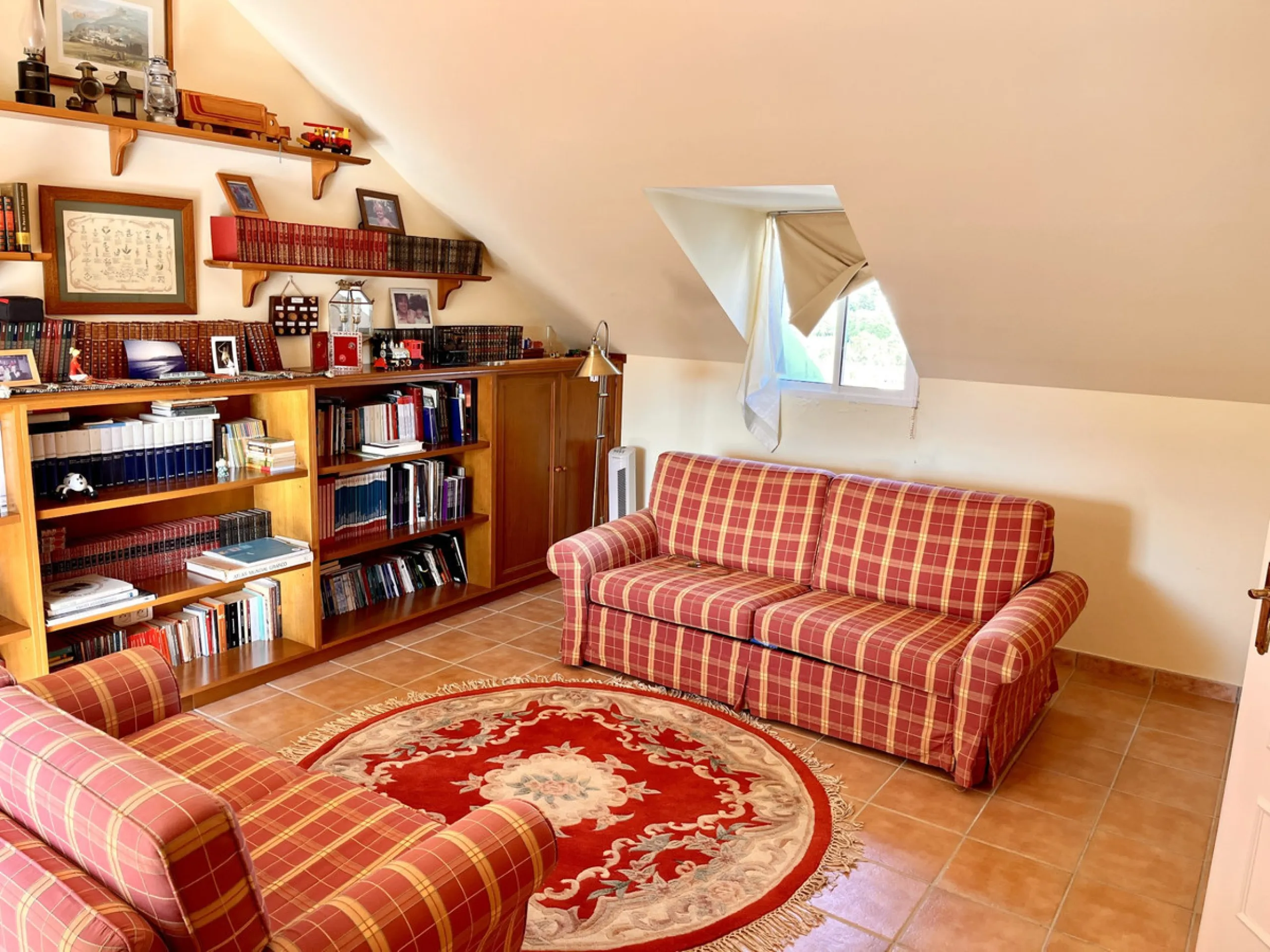 An ideal 3 bedroom townhouse situated in the sought-after Monte Biarritz area of Estepona East. Perfectly positioned between the golf course and the Mediterranean Sea, the property offers a blend of comfort, convenience, and potential for enhancement. Wit