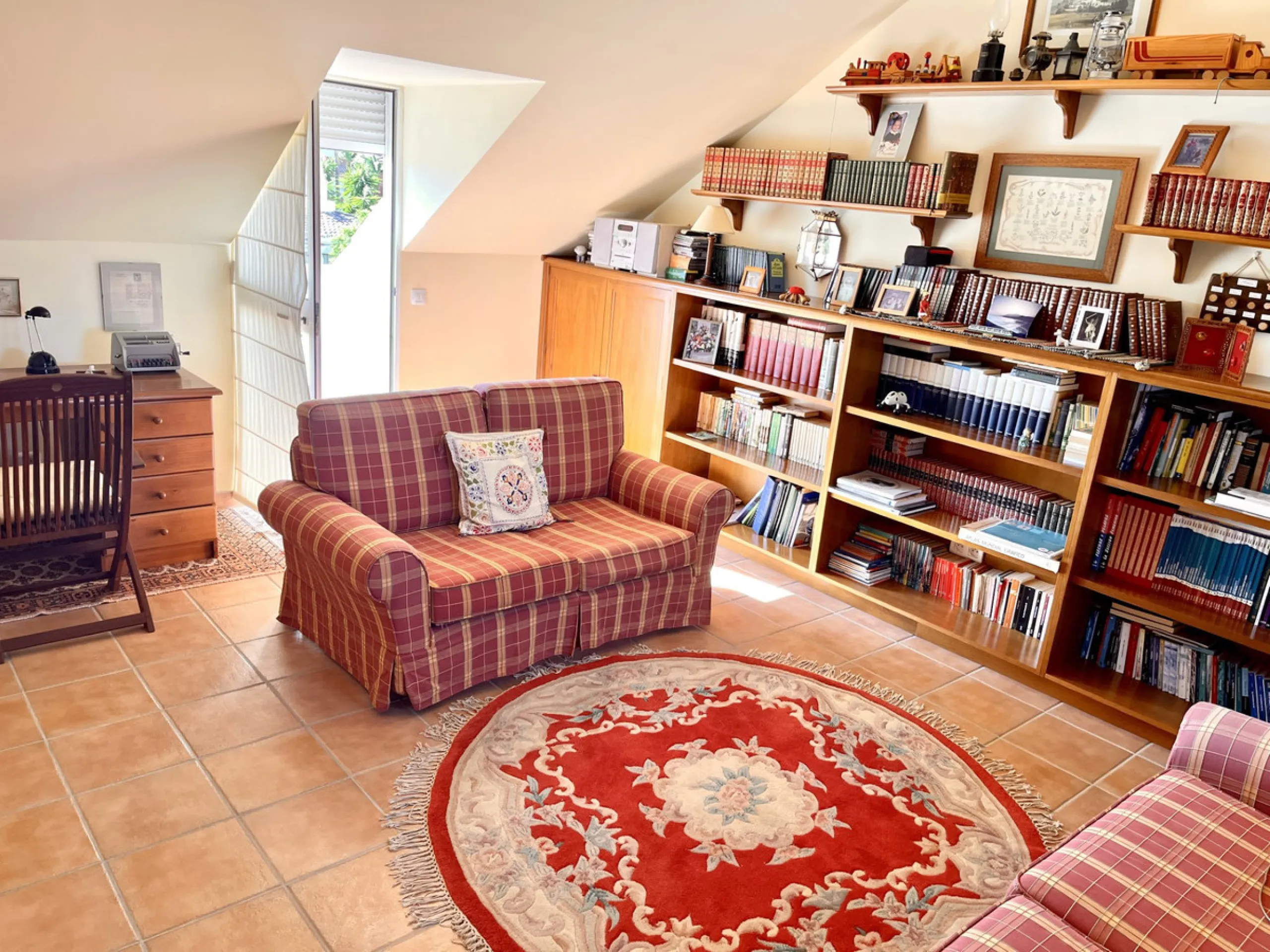 An ideal 3 bedroom townhouse situated in the sought-after Monte Biarritz area of Estepona East. Perfectly positioned between the golf course and the Mediterranean Sea, the property offers a blend of comfort, convenience, and potential for enhancement. Wit