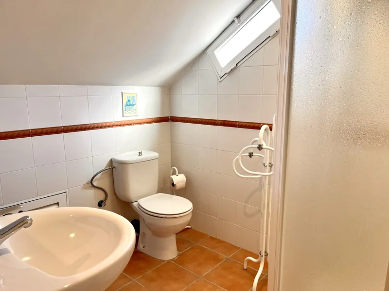 An ideal 3 bedroom townhouse situated in the sought-after Monte Biarritz area of Estepona East. Perfectly positioned between the golf course and the Mediterranean Sea, the property offers a blend of comfort, convenience, and potential for enhancement. Wit