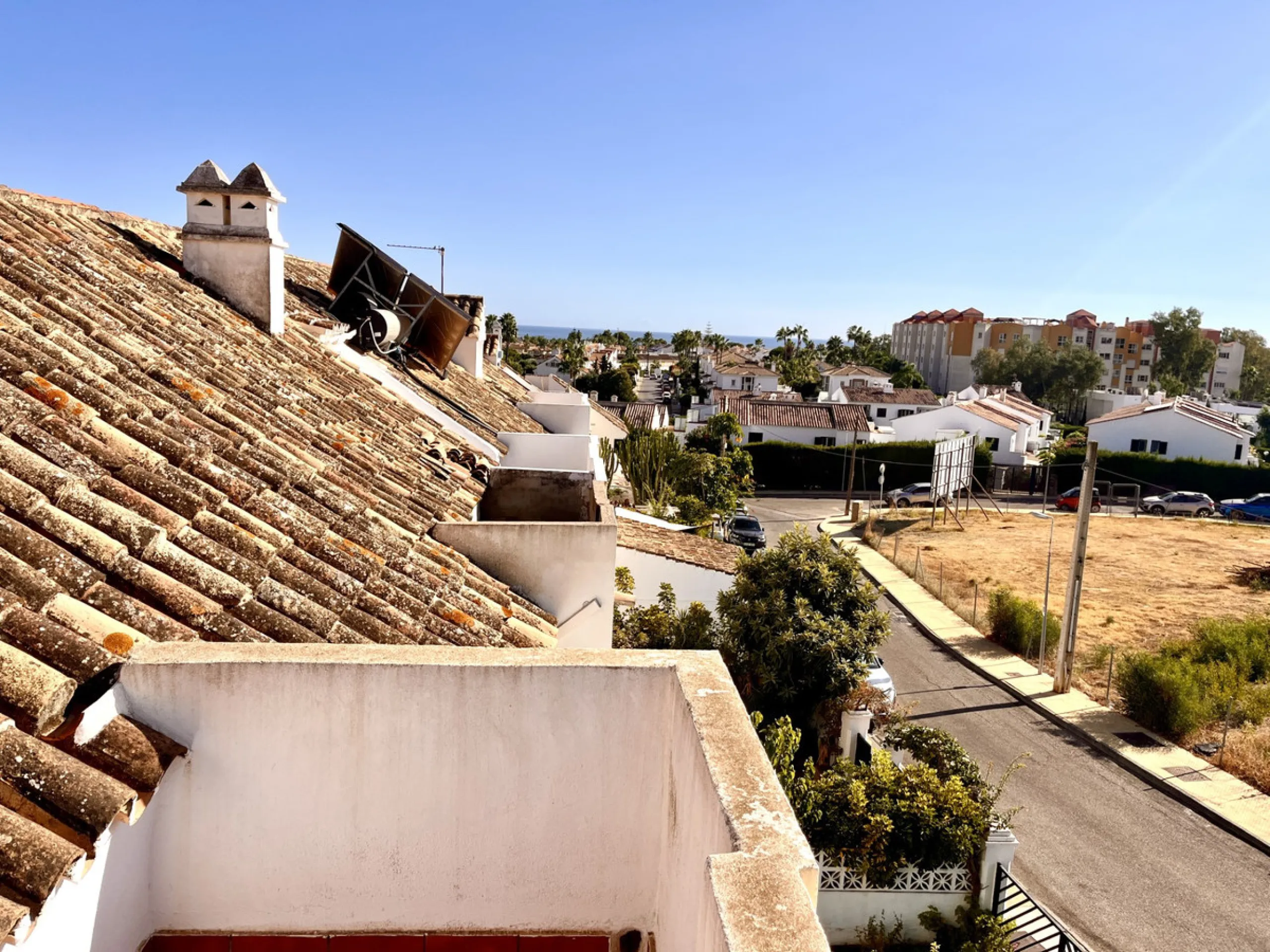 An ideal 3 bedroom townhouse situated in the sought-after Monte Biarritz area of Estepona East. Perfectly positioned between the golf course and the Mediterranean Sea, the property offers a blend of comfort, convenience, and potential for enhancement. Wit