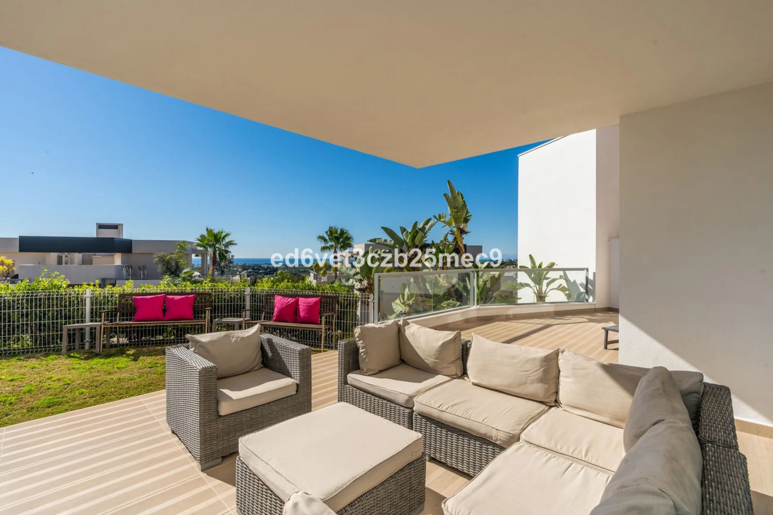 Apartment - Ground Floor Apartment в продаже в Benahavís, Málaga. В доме 3 спален и 2 ванных комнат. Площадь дома 107 м²
