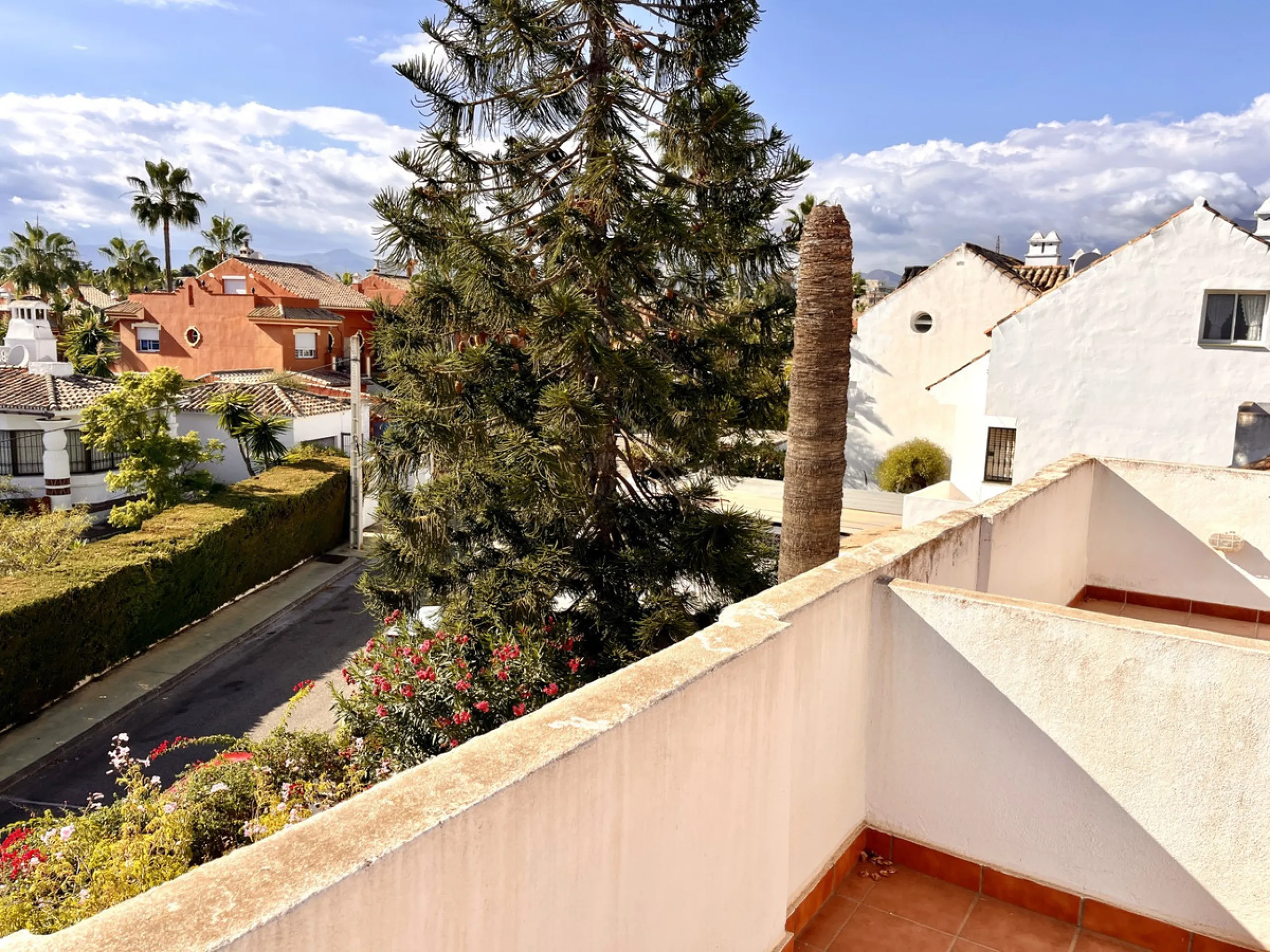 An ideal 3 bedroom townhouse situated in the sought-after Monte Biarritz area of Estepona East. Perfectly positioned between the golf course and the Mediterranean Sea, the property offers a blend of comfort, convenience, and potential for enhancement. Wit
