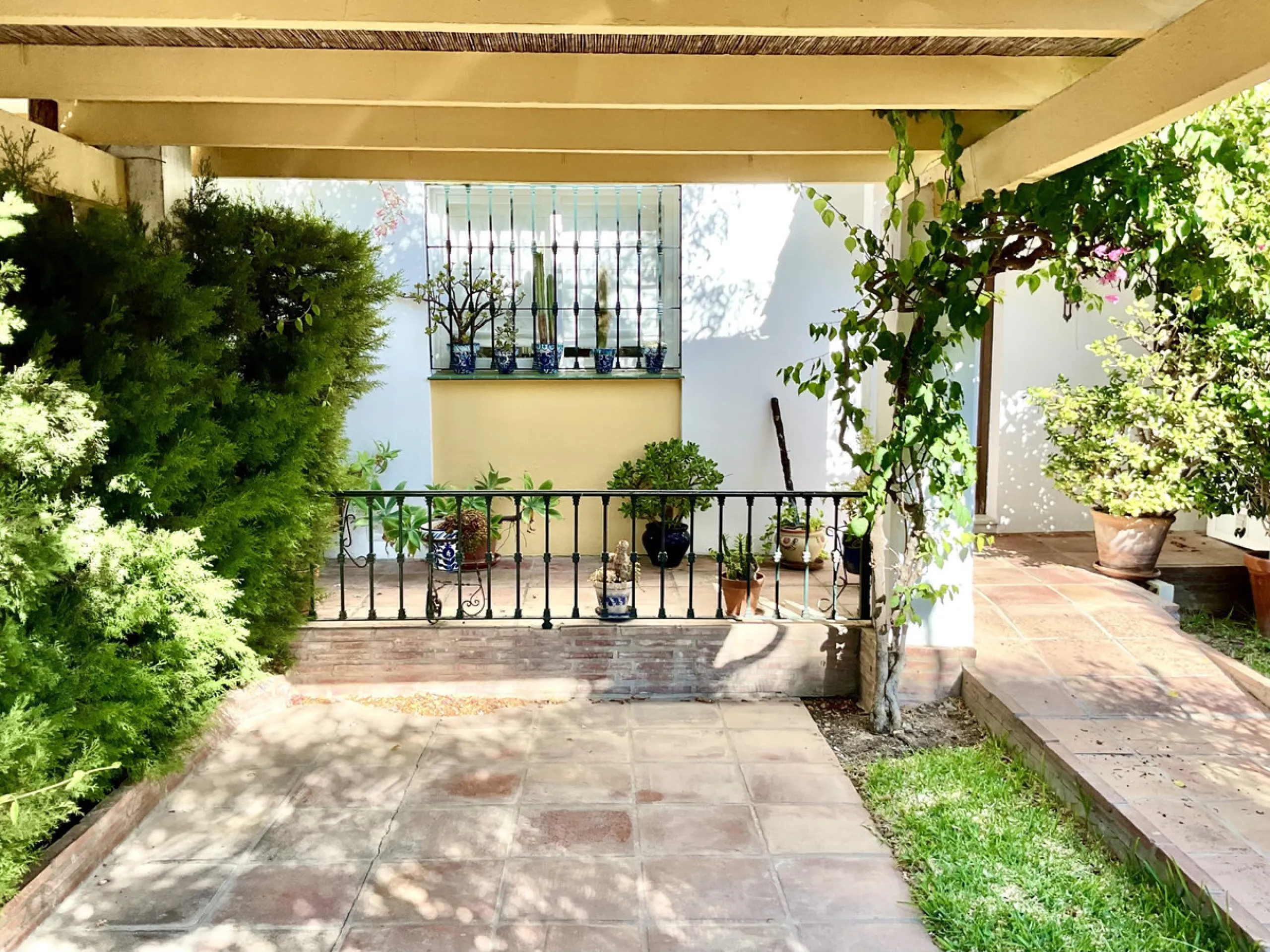 An ideal 3 bedroom townhouse situated in the sought-after Monte Biarritz area of Estepona East. Perfectly positioned between the golf course and the Mediterranean Sea, the property offers a blend of comfort, convenience, and potential for enhancement. Wit
