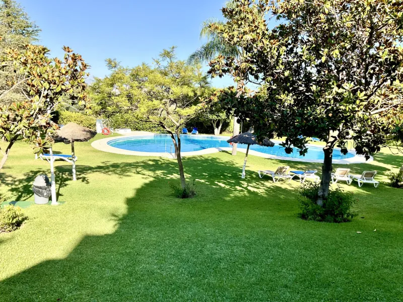 An ideal 3 bedroom townhouse situated in the sought-after Monte Biarritz area of Estepona East. Perfectly positioned between the golf course and the Mediterranean Sea, the property offers a blend of comfort, convenience, and potential for enhancement. Wit