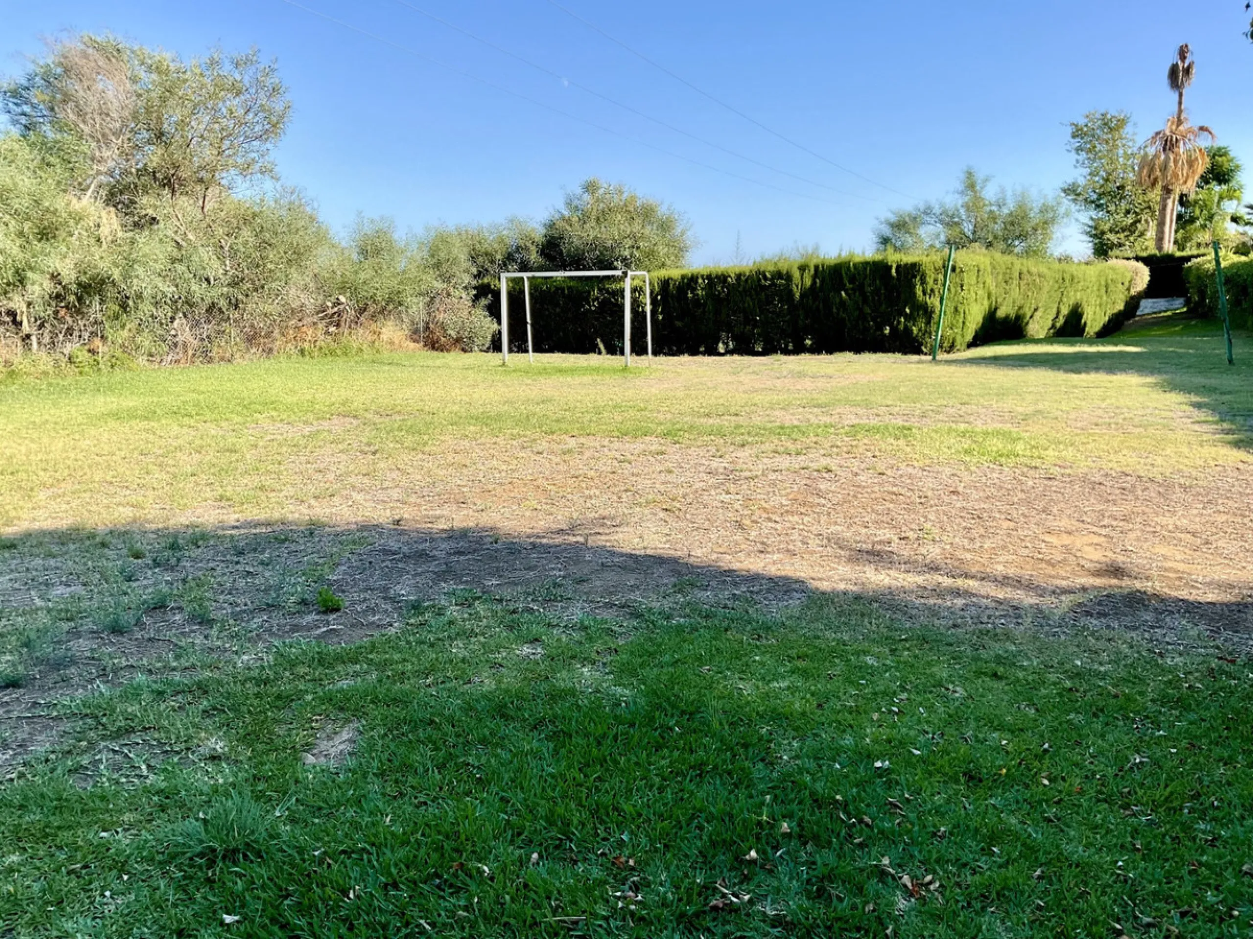 An ideal 3 bedroom townhouse situated in the sought-after Monte Biarritz area of Estepona East. Perfectly positioned between the golf course and the Mediterranean Sea, the property offers a blend of comfort, convenience, and potential for enhancement. Wit