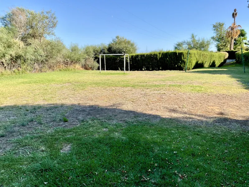 An ideal 3 bedroom townhouse situated in the sought-after Monte Biarritz area of Estepona East. Perfectly positioned between the golf course and the Mediterranean Sea, the property offers a blend of comfort, convenience, and potential for enhancement. Wit