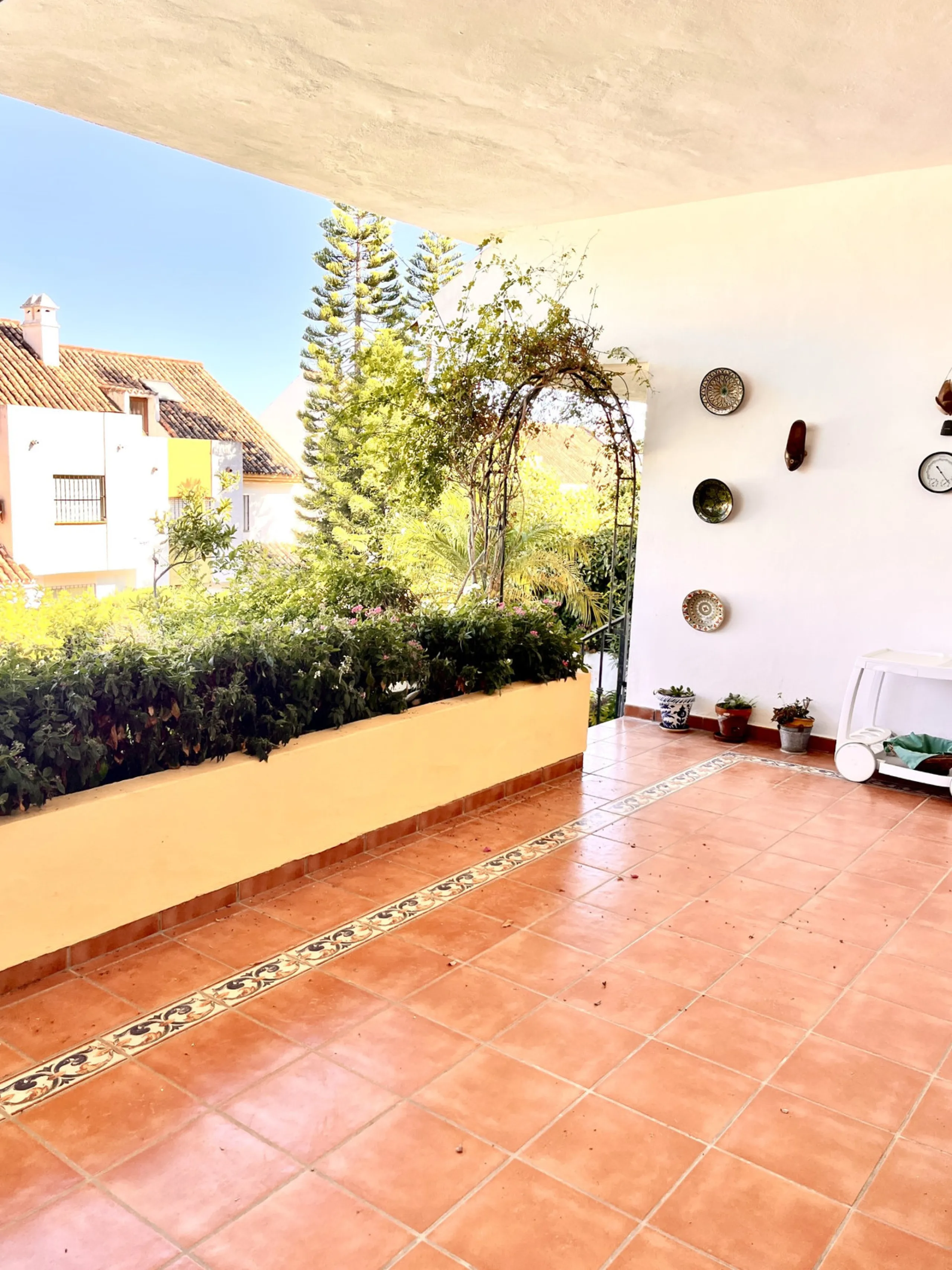 An ideal 3 bedroom townhouse situated in the sought-after Monte Biarritz area of Estepona East. Perfectly positioned between the golf course and the Mediterranean Sea, the property offers a blend of comfort, convenience, and potential for enhancement. Wit