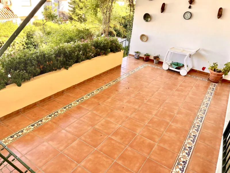 An ideal 3 bedroom townhouse situated in the sought-after Monte Biarritz area of Estepona East. Perfectly positioned between the golf course and the Mediterranean Sea, the property offers a blend of comfort, convenience, and potential for enhancement. Wit