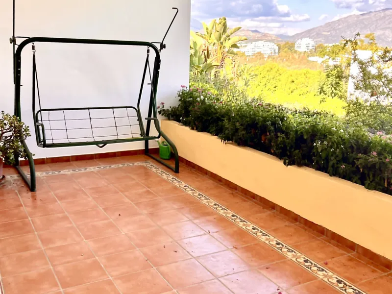 An ideal 3 bedroom townhouse situated in the sought-after Monte Biarritz area of Estepona East. Perfectly positioned between the golf course and the Mediterranean Sea, the property offers a blend of comfort, convenience, and potential for enhancement. Wit