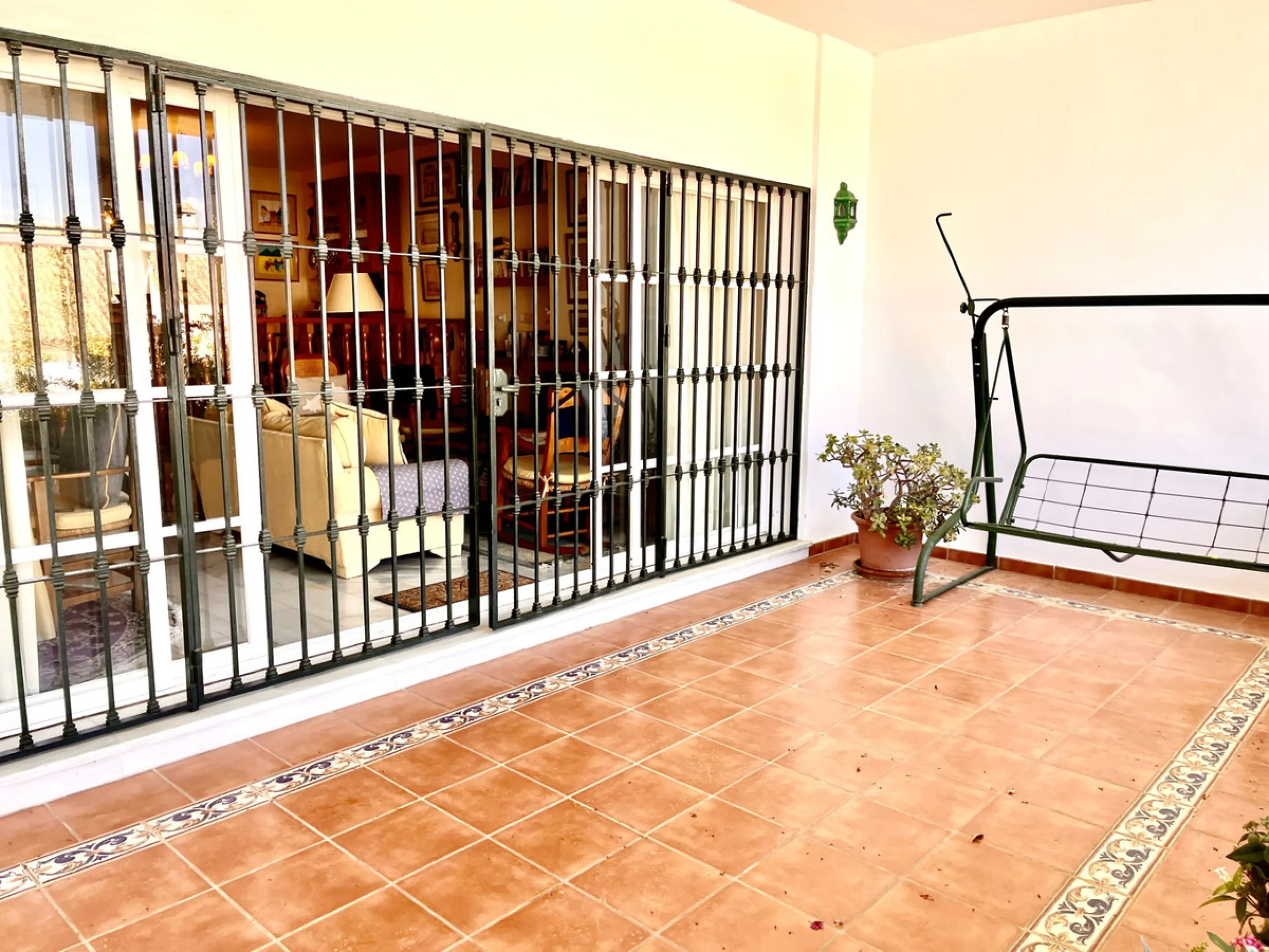 An ideal 3 bedroom townhouse situated in the sought-after Monte Biarritz area of Estepona East. Perfectly positioned between the golf course and the Mediterranean Sea, the property offers a blend of comfort, convenience, and potential for enhancement. Wit