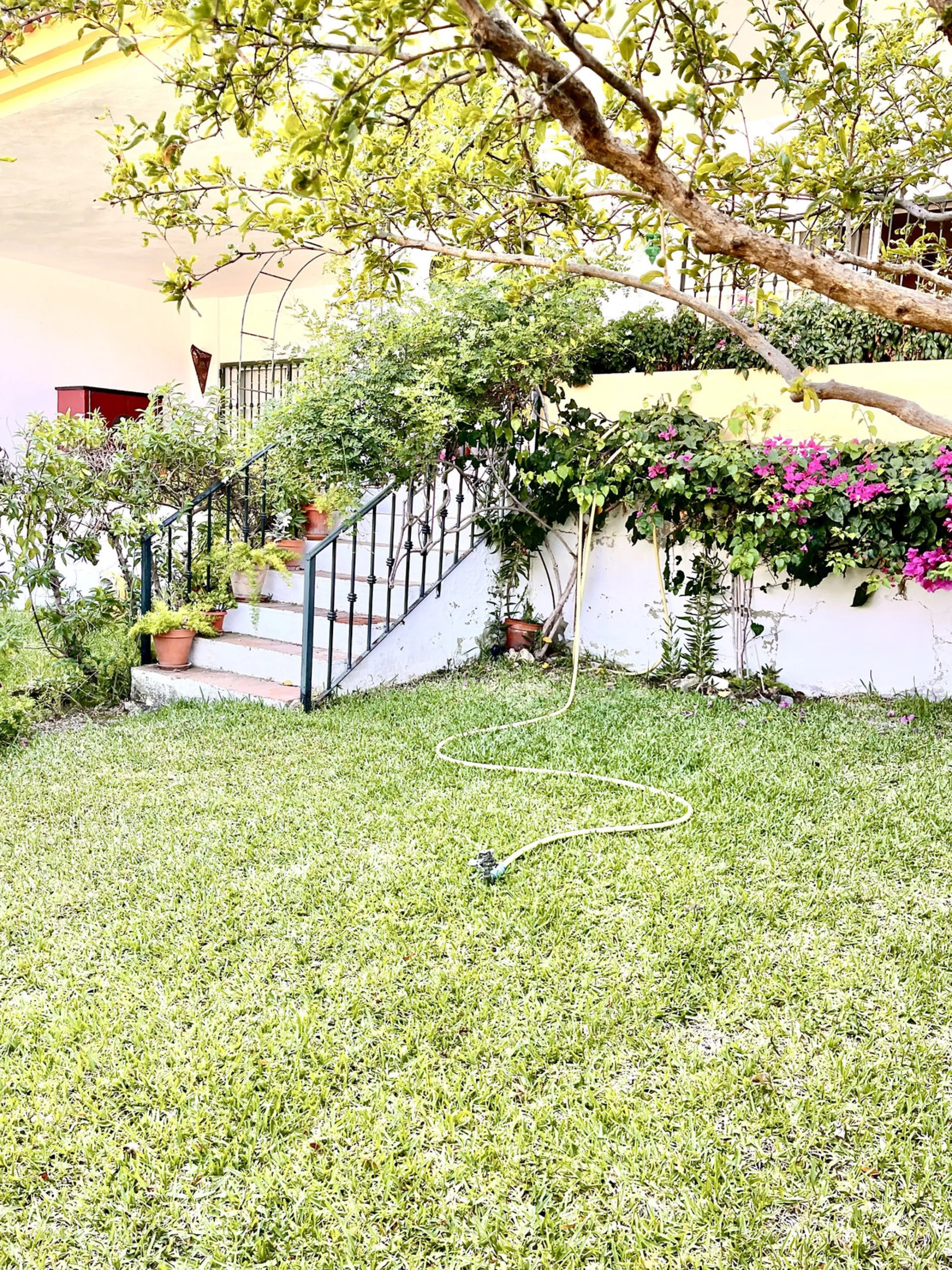 An ideal 3 bedroom townhouse situated in the sought-after Monte Biarritz area of Estepona East. Perfectly positioned between the golf course and the Mediterranean Sea, the property offers a blend of comfort, convenience, and potential for enhancement. Wit