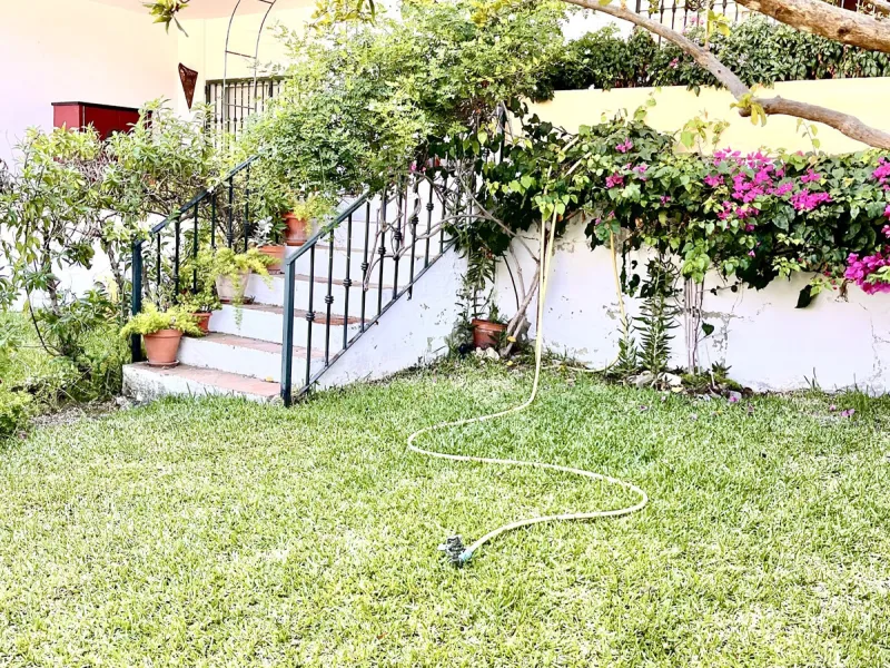 An ideal 3 bedroom townhouse situated in the sought-after Monte Biarritz area of Estepona East. Perfectly positioned between the golf course and the Mediterranean Sea, the property offers a blend of comfort, convenience, and potential for enhancement. Wit