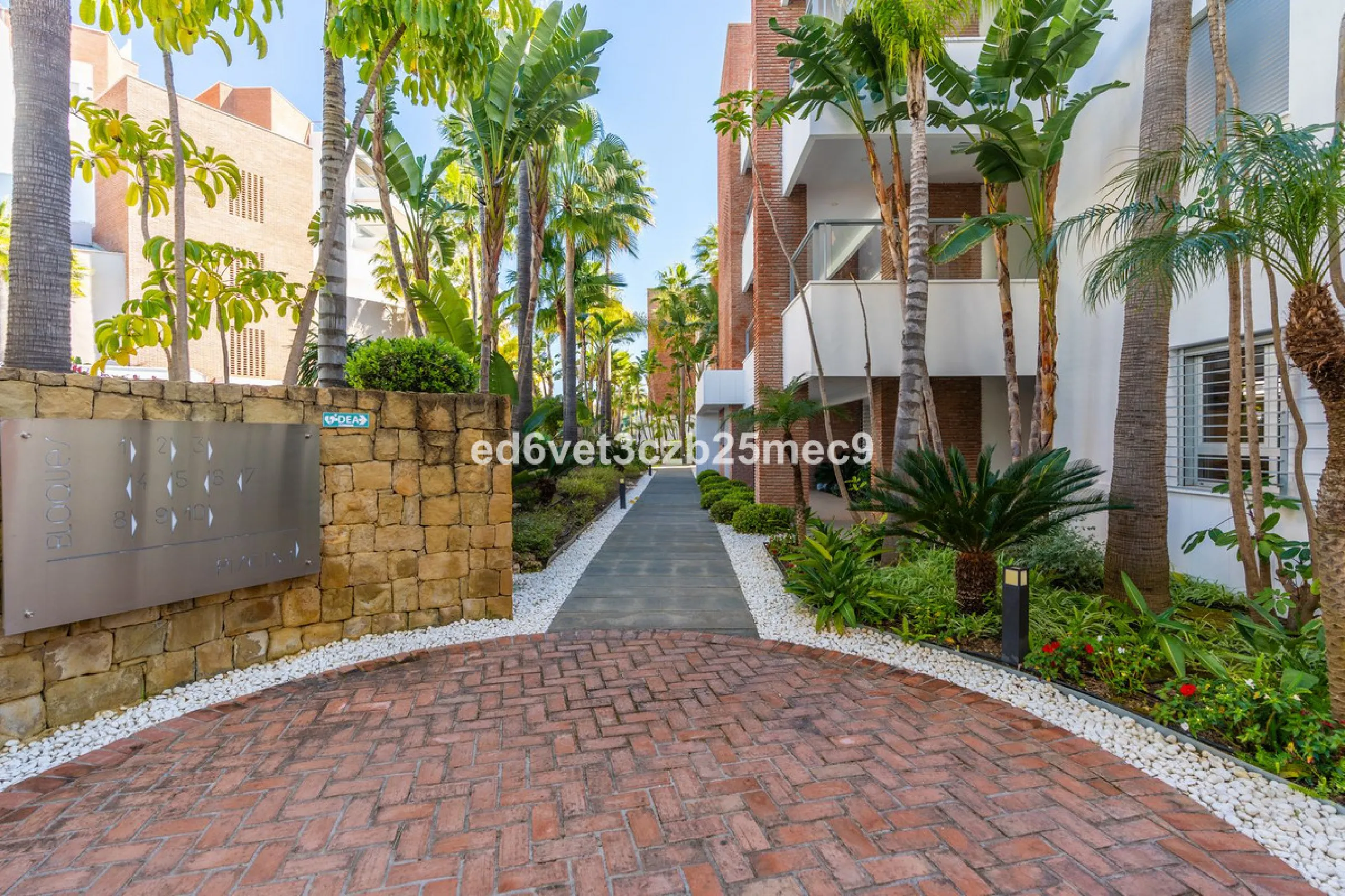 Apartment - Ground Floor Apartment в продаже в Benahavís, Málaga. В доме 3 спален и 2 ванных комнат. Площадь дома 107 м²