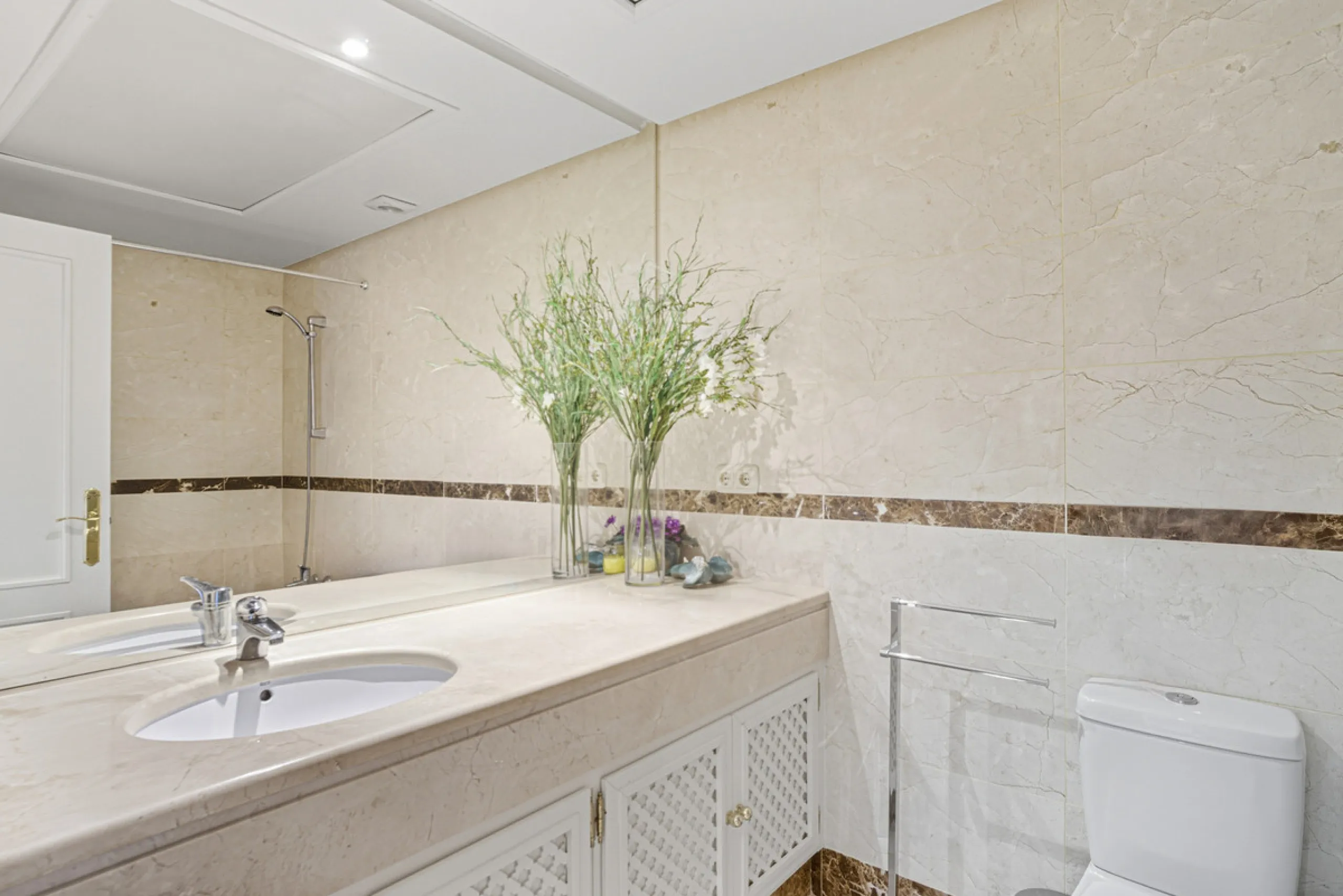 Elegant ground-floor apartment located in one of the most exclusive and peaceful developments in Nueva Andalucía. This carefully maintained property offers the perfect blend of comfort, privacy, and Mediterranean charm. It features two spacious bedrooms a