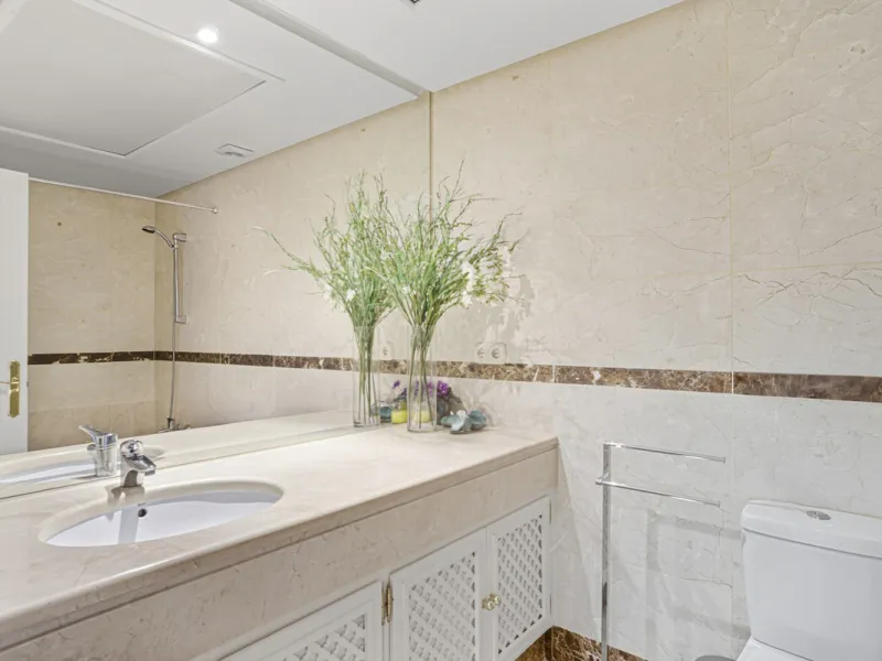 Elegant ground-floor apartment located in one of the most exclusive and peaceful developments in Nueva Andalucía. This carefully maintained property offers the perfect blend of comfort, privacy, and Mediterranean charm. It features two spacious bedrooms a