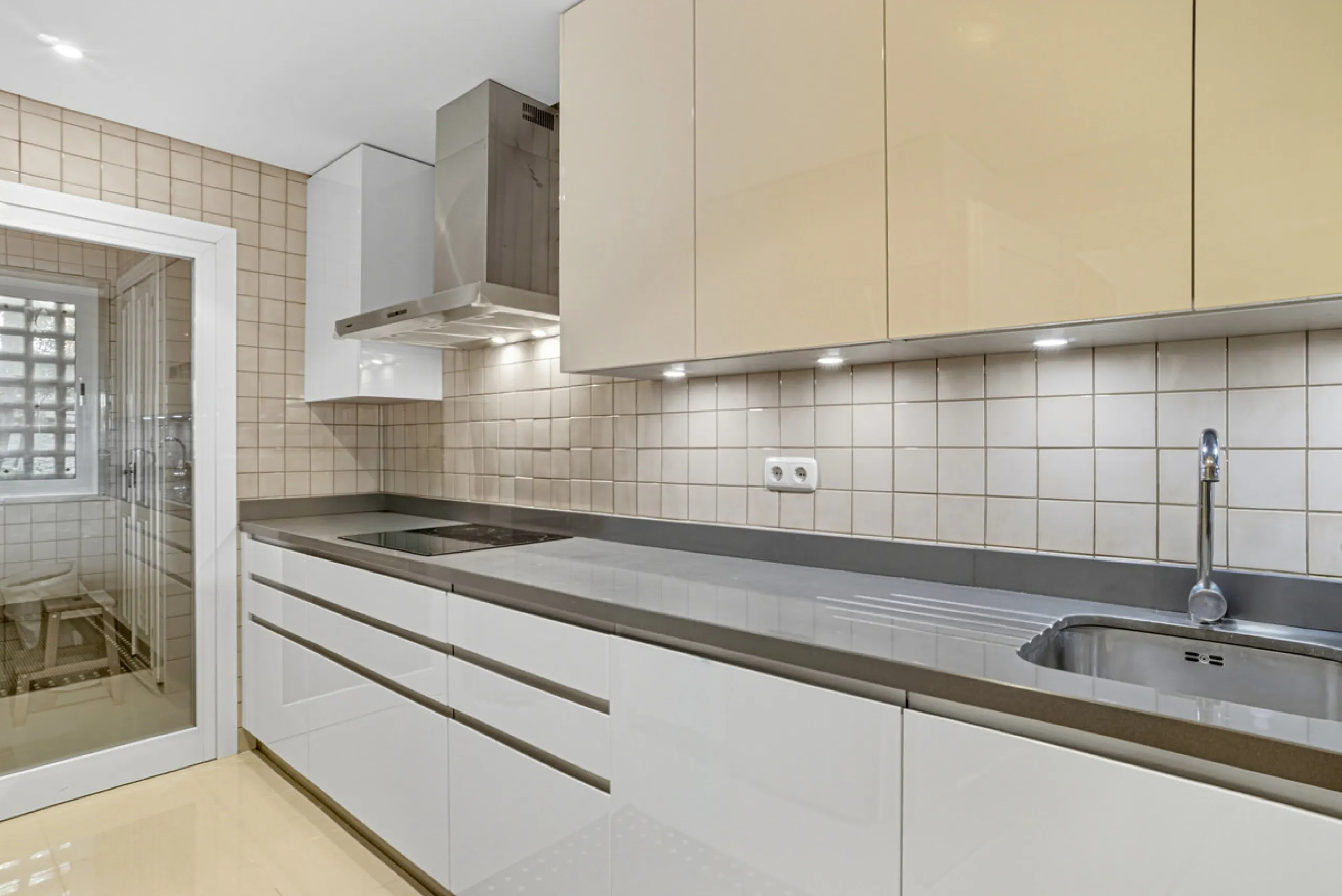 Elegant ground-floor apartment located in one of the most exclusive and peaceful developments in Nueva Andalucía. This carefully maintained property offers the perfect blend of comfort, privacy, and Mediterranean charm. It features two spacious bedrooms a