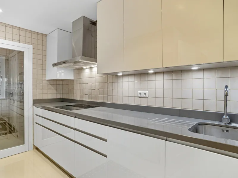 Elegant ground-floor apartment located in one of the most exclusive and peaceful developments in Nueva Andalucía. This carefully maintained property offers the perfect blend of comfort, privacy, and Mediterranean charm. It features two spacious bedrooms a